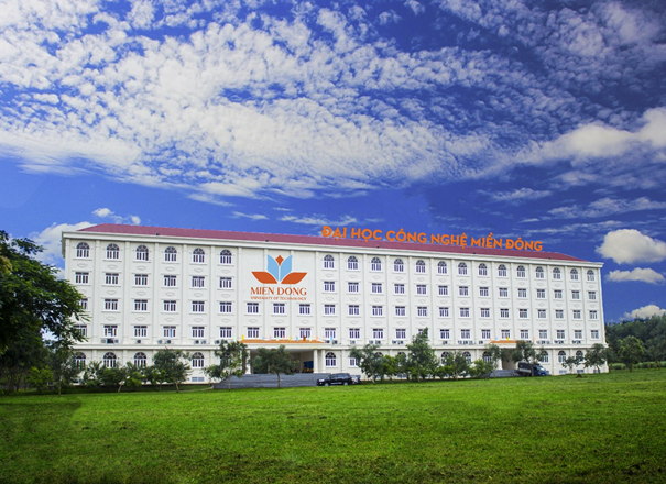 Trường đại học Công nghệ Miền Đông có vị trí tại nút giao cao tốc Long Thành – Dầu Giây, cách Vũng Tàu khoảng 70km.