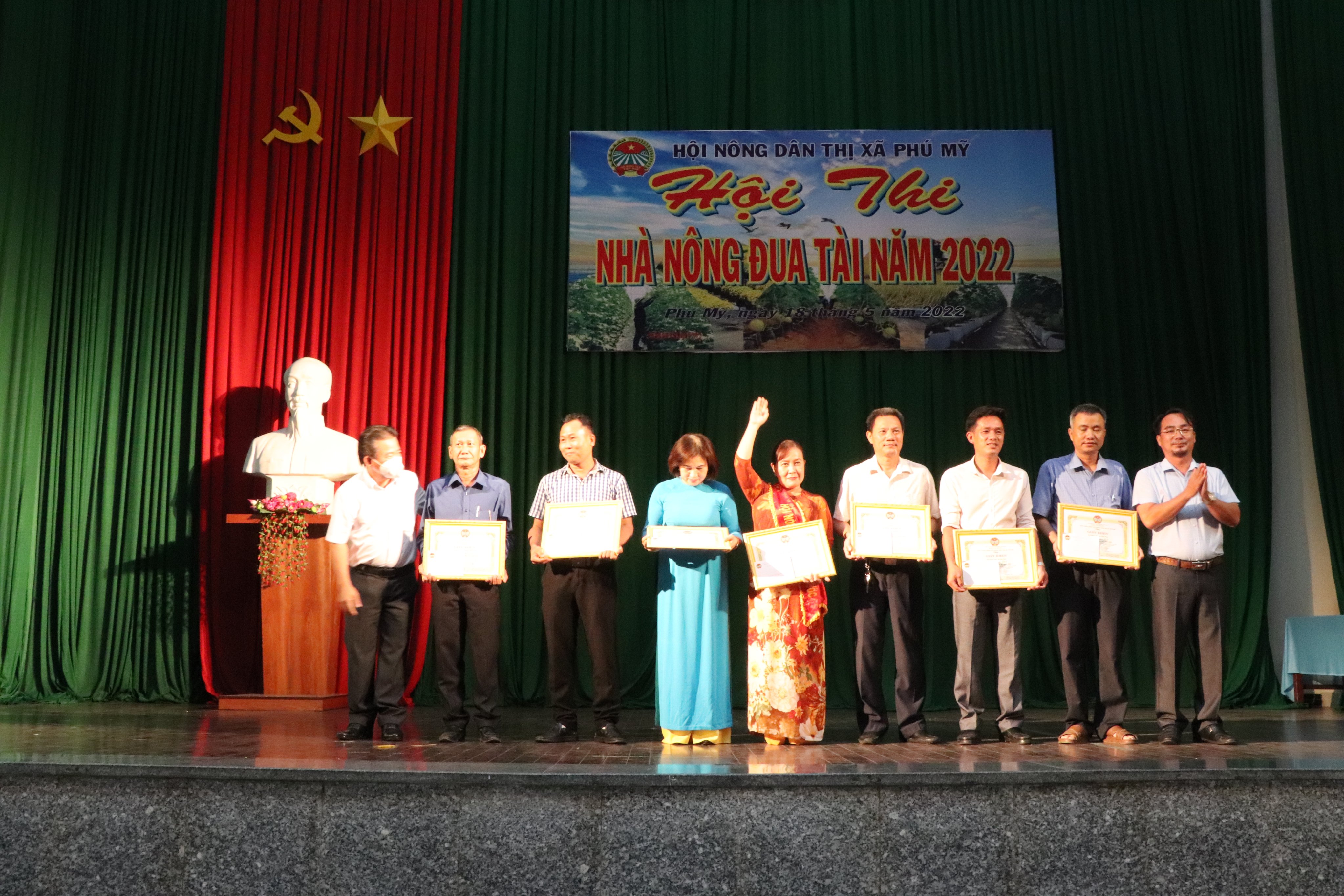 Ban tổ chức trao giải cho các đội.