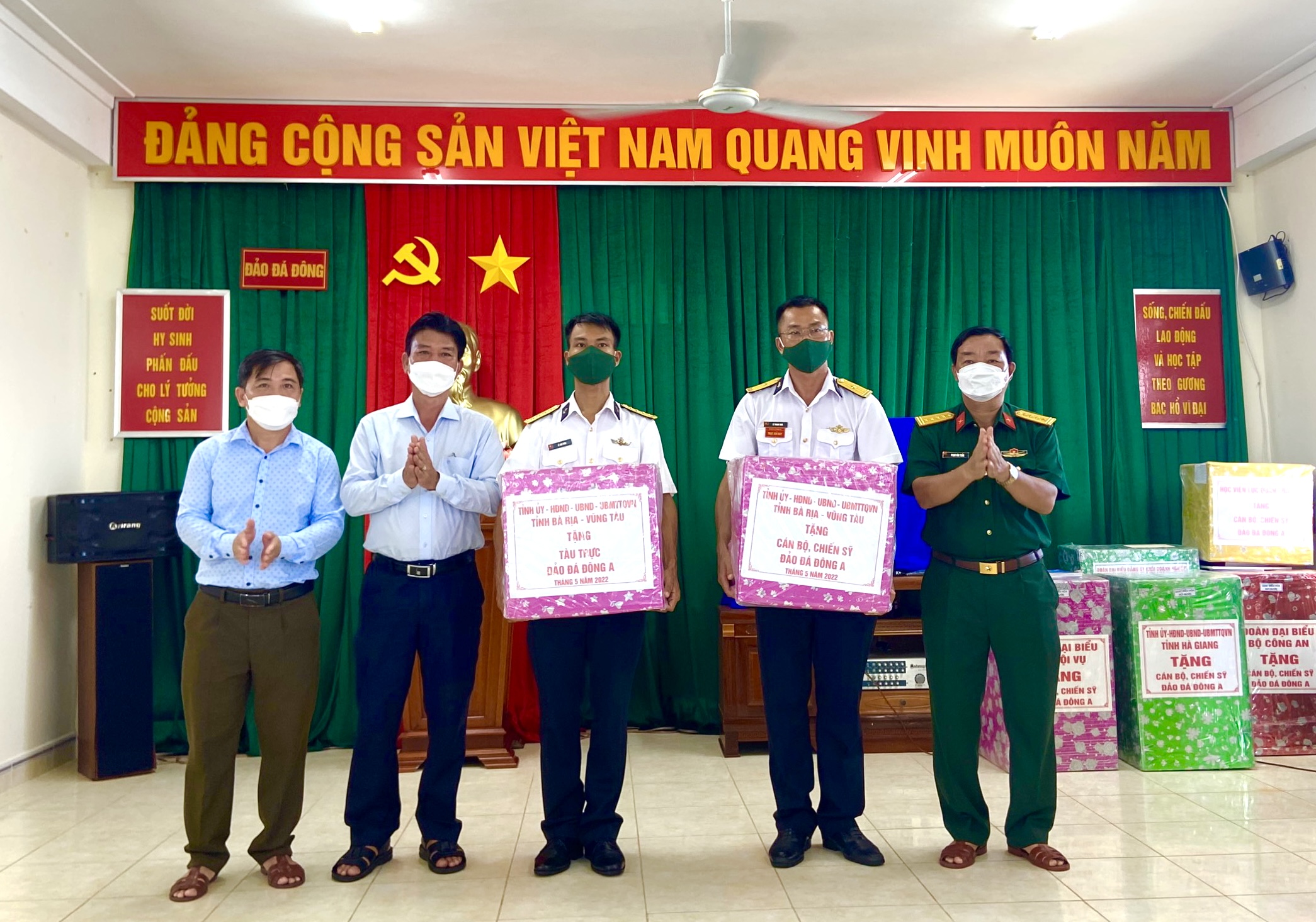 Đoàn công tác tỉnh BR-VT tặng quà cán bộ, chiến sĩ đảo Đá Đông.