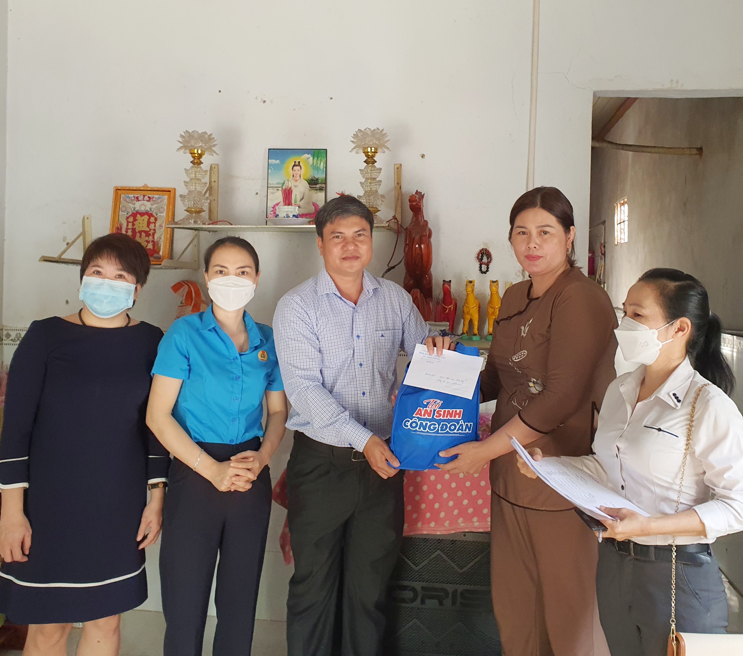 Ông Nguyễn Thanh Sơn, Trưởng Ban Chính sách pháp luật LĐLĐ tỉnh thăm, tặng quà cho nữ công nhân Lê Thị Mai Trinh bị tai nạn lao động nặng.