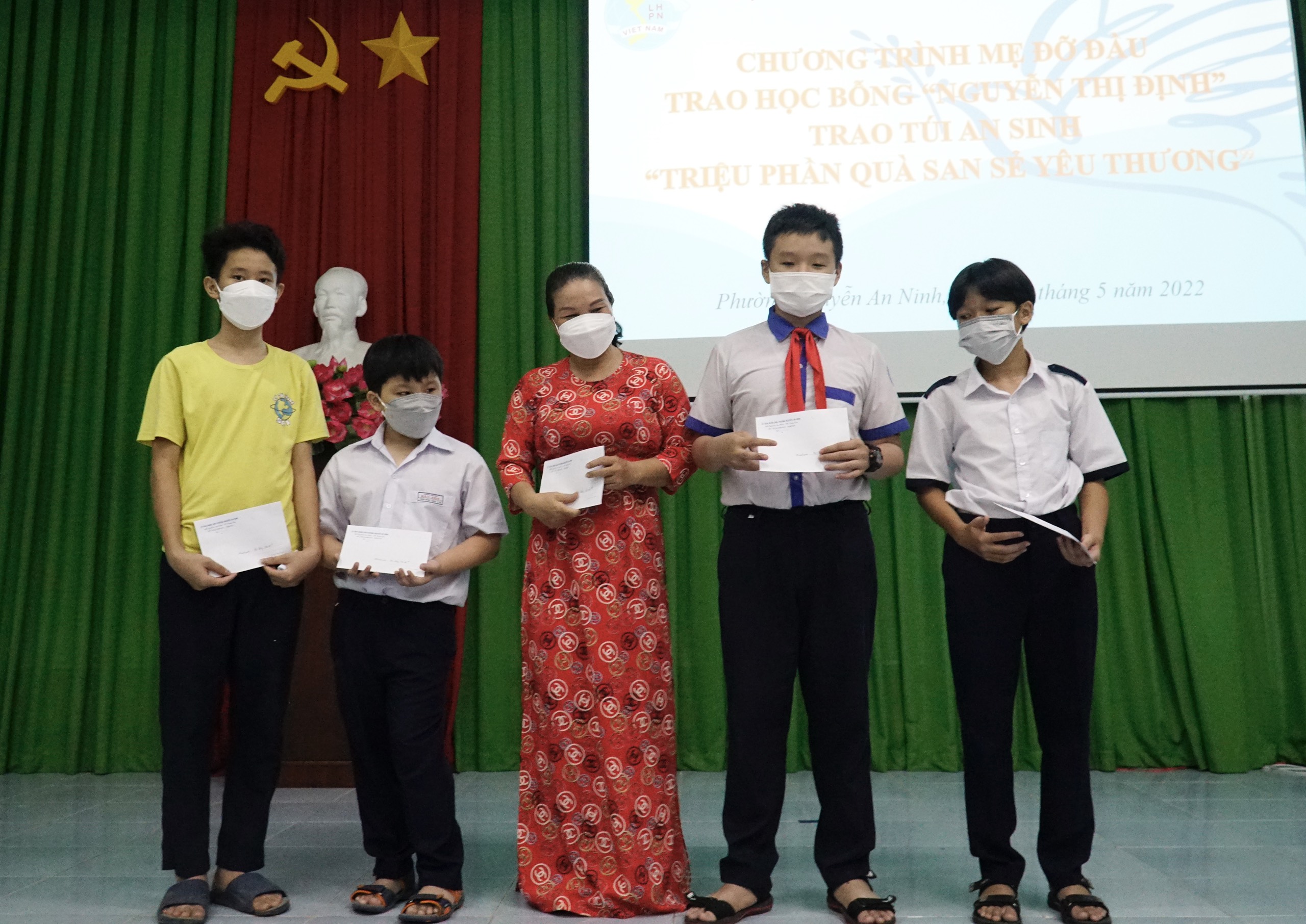 Bà Vũ Thị Hồng Yến, Phó Bí thư Đảng ủy phường Nguyễn An Ninh trao học bổng cho các em học sinh.