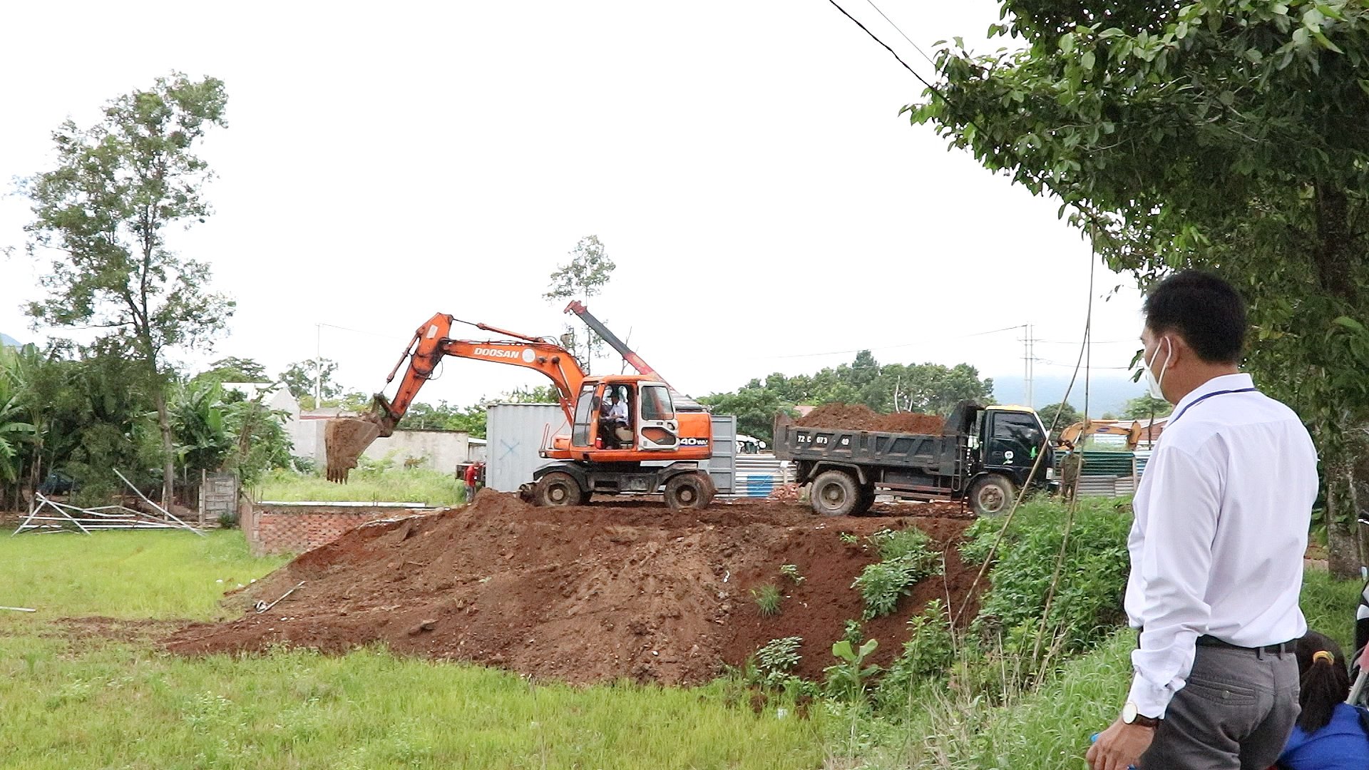 UBND xã Châu Pha điều động xe múc, xe tải đến vận chuyển đất san lấp đi nơi khác.