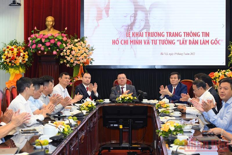 Các đại biểu tham dự buổi lễ.