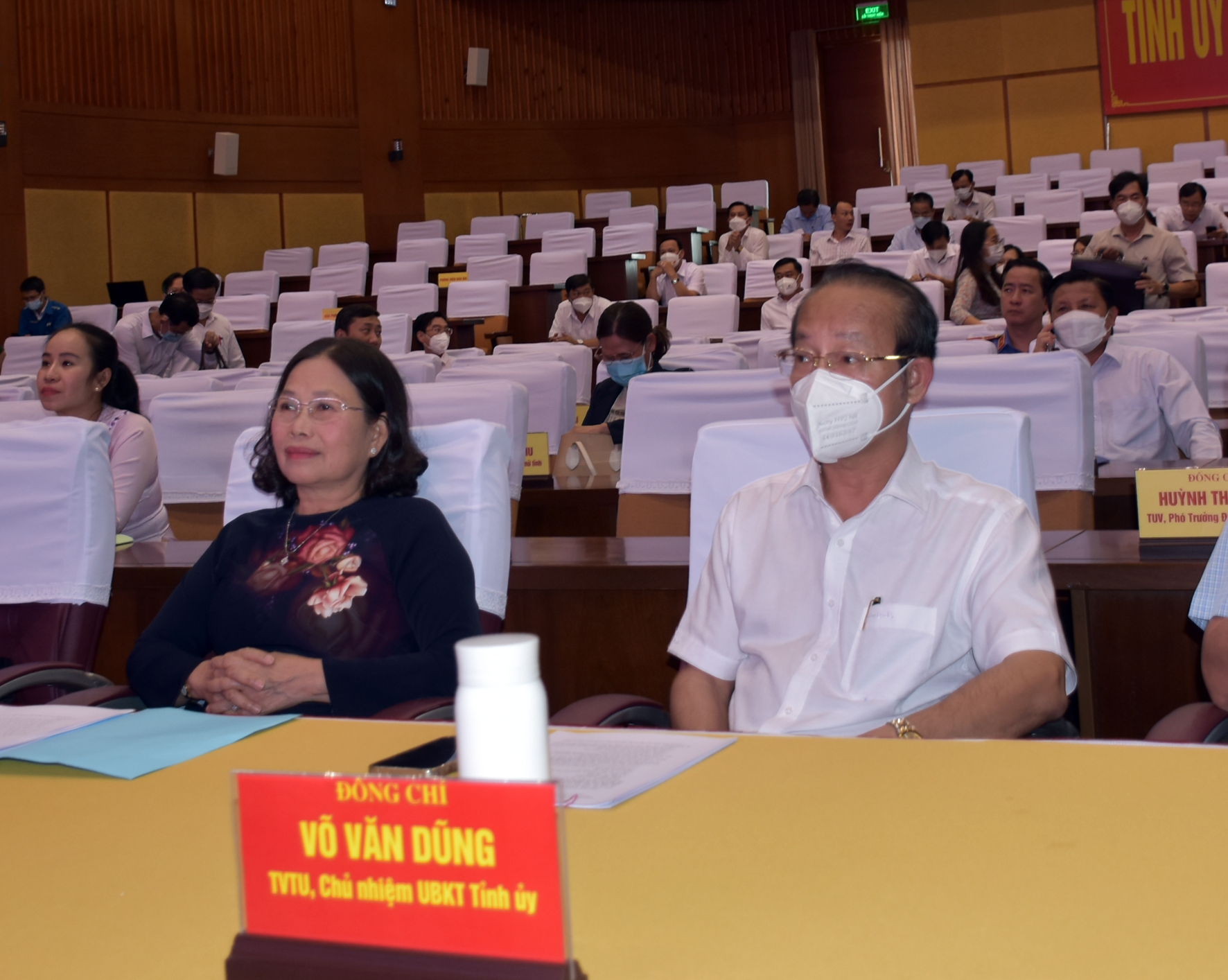 Bà Nguyễn Thị Yến, Phó Bí thư Thường trực Tỉnh ủy, Trưởng Đoàn ĐBQH tỉnh tham dự hội nghị tại điểm cầu  BR-VT.