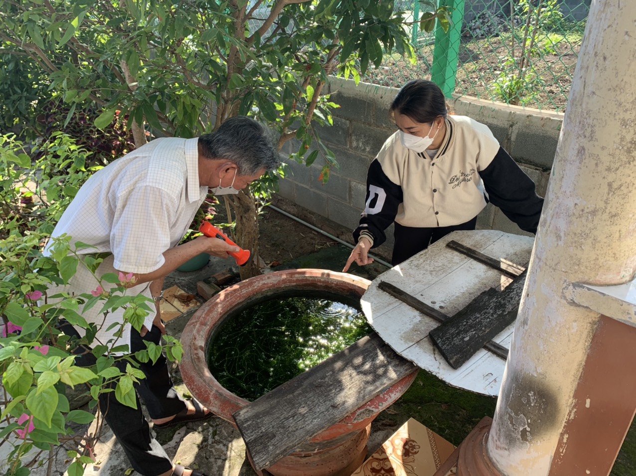 Cán bộ, nhân viên y tế xã An Ngãi (huyện Long Điền) kiểm tra công tác phòng chống sốt xuất huyết tại một hộ dân ở ấp An Phước. Ảnh: NGUYỄN TUYỀN