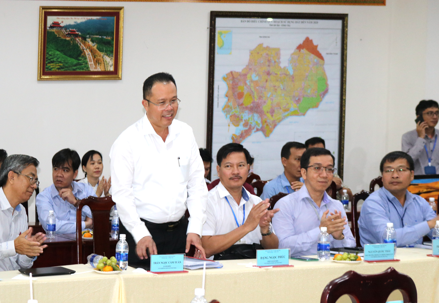 Ông Trần Ngọc Cẩm Tuấn, Giám đốc Văn phòng ĐKĐĐ tỉnh phát biểu tại một cuộc họp về các giải pháp tăng cường quản lý đất đai trên địa bàn tỉnh.