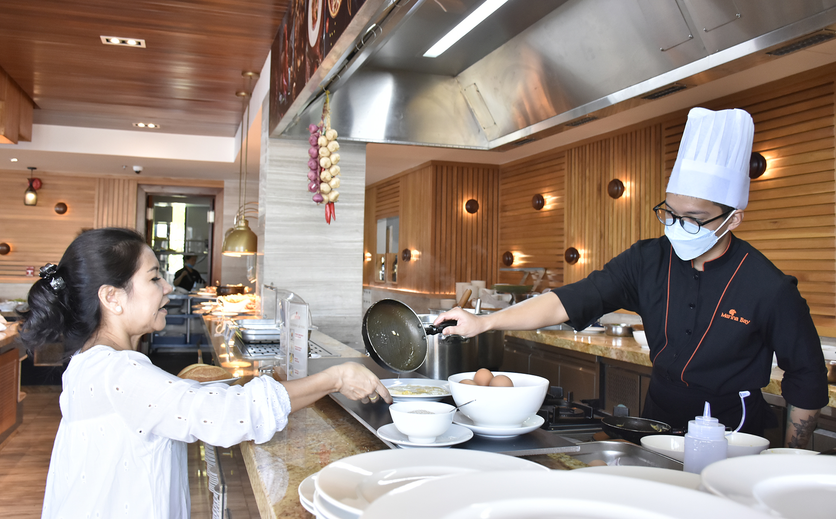 Sở Du lịch kiến nghị UBND tỉnh mở nhiều lớp đào tạo nghề ngắn hạn nhằm đảm bảo tính chuyên nghiệp  và chất lượng dịch vụ du lịch. Trong ảnh: Nhân viên khách sạn Victory Vũng Tàu chỉnh trang, vệ sinh phòng.  Ảnh: KIM VINH