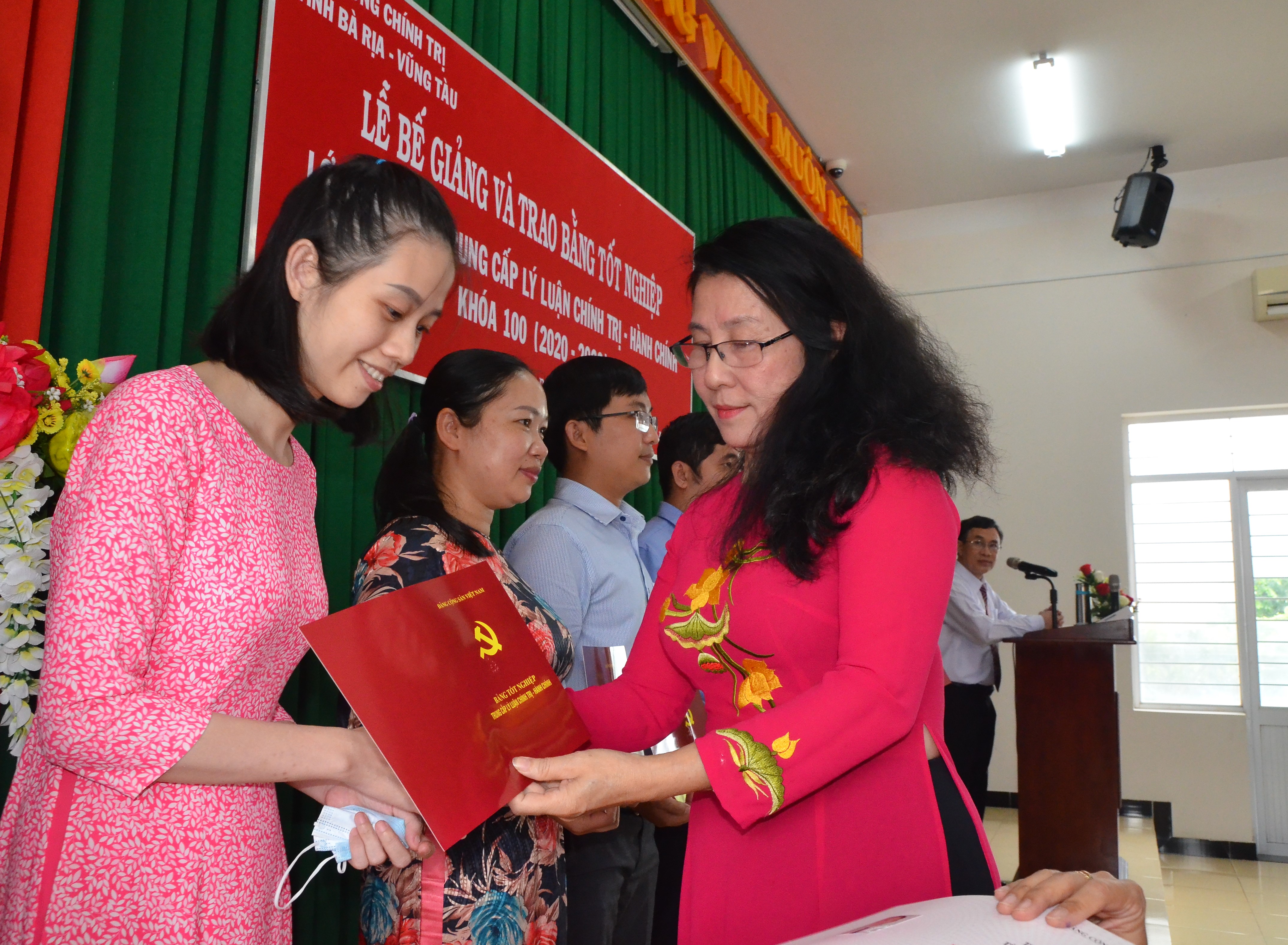 Thạc sĩ Ngô Thị Liên, Hiệu trưởng Trường chính trị tỉnh trao bằng tốt nghiệp cho học viên khóa 100.