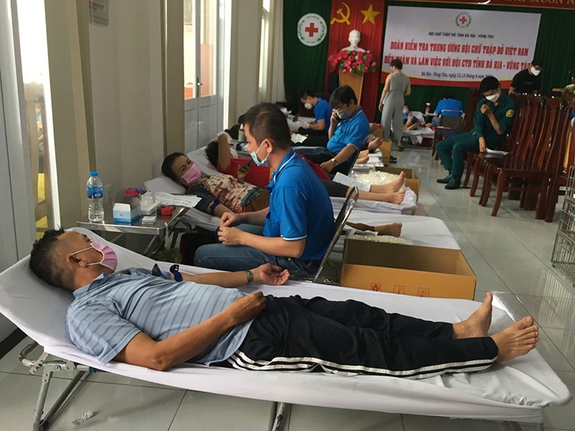 Người dân TP. Vũng Tàu tham gia hiến máu tình nguyện.
