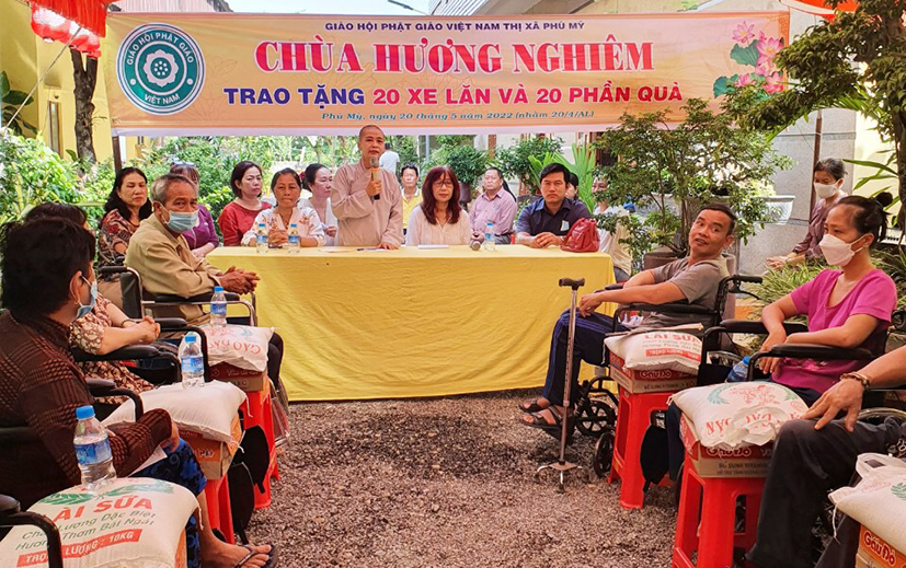 Hội CTĐ TX. Phú Mỹ và Chùa Hương Nghiêm tổ chức trao quà cho người khuyết tật.