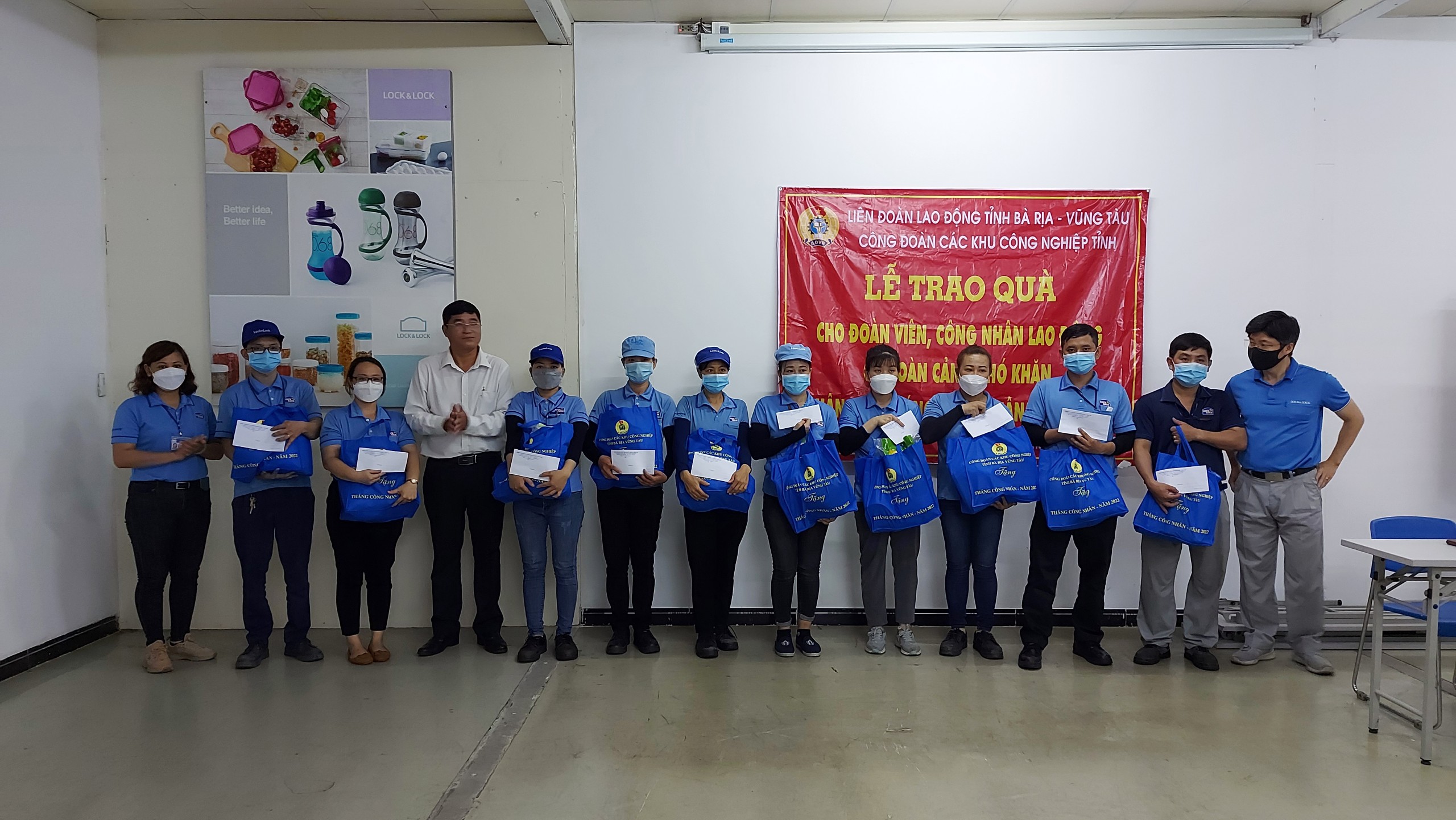 Đại diện CĐ Các KCN tỉnh tặng quà cho đoàn viên, người lao động khó khăn