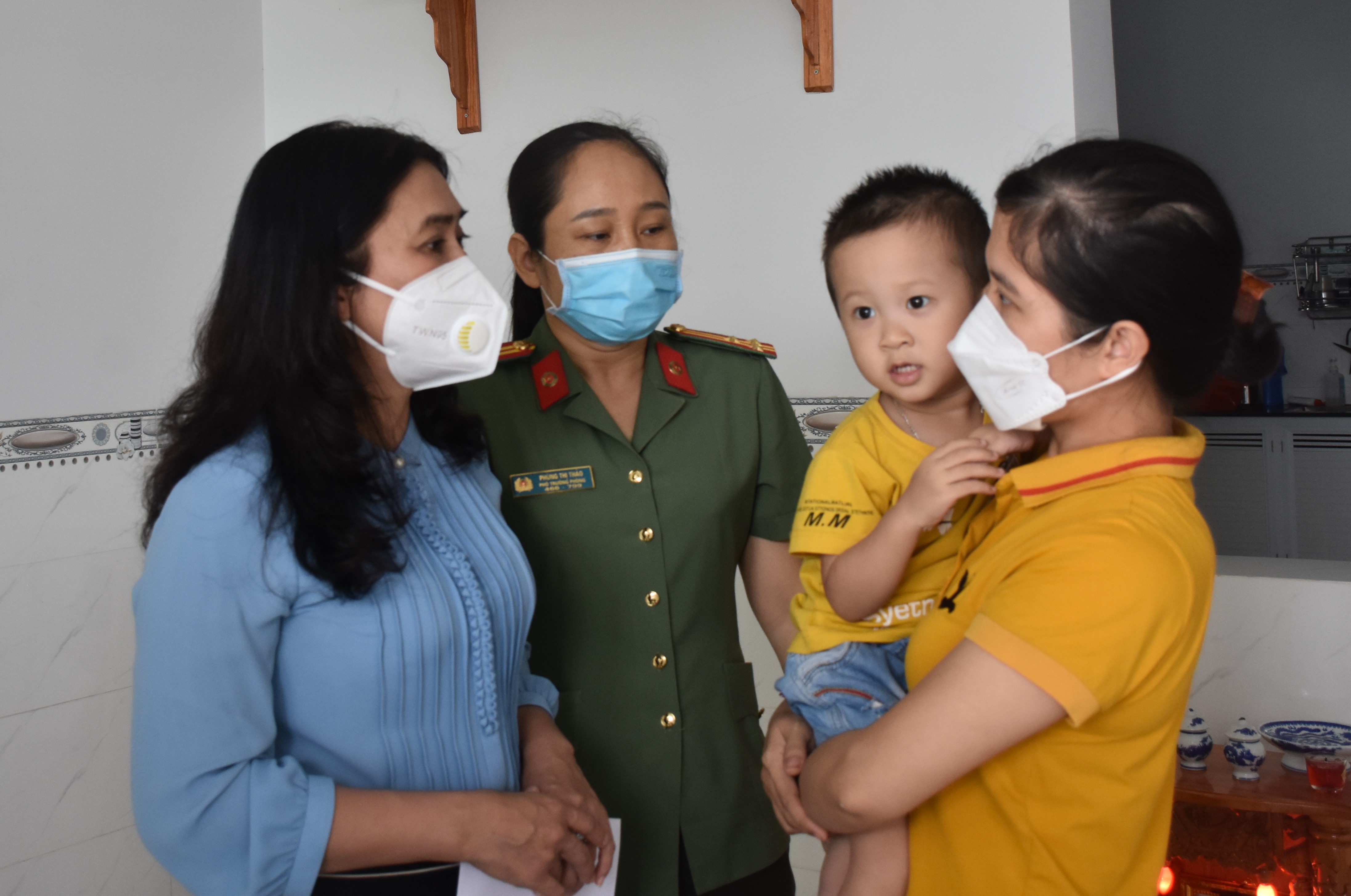 Bà Đinh Thị Trúc My, Phó Giám đốc Sở LĐTBXH thăm, động viên mẹ con chị Nguyễn Thị Lệ, xã Tam Phước, huyện Long Điền.