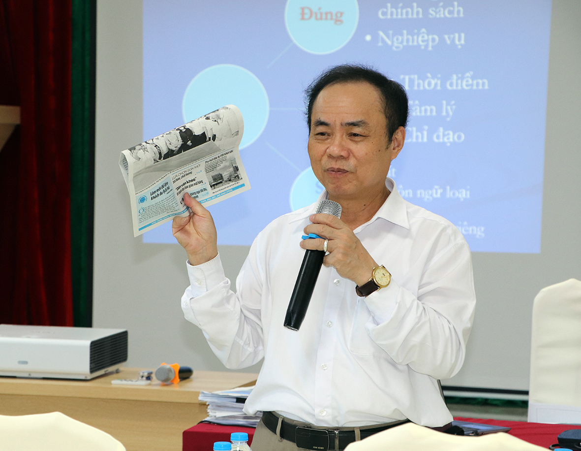 TS. Trần Bá Dung chia sẻ kiến thức, kỹ năng Nâng cao chất lượng tác phẩm dự Giải báo chí quốc gia tại lớp học.