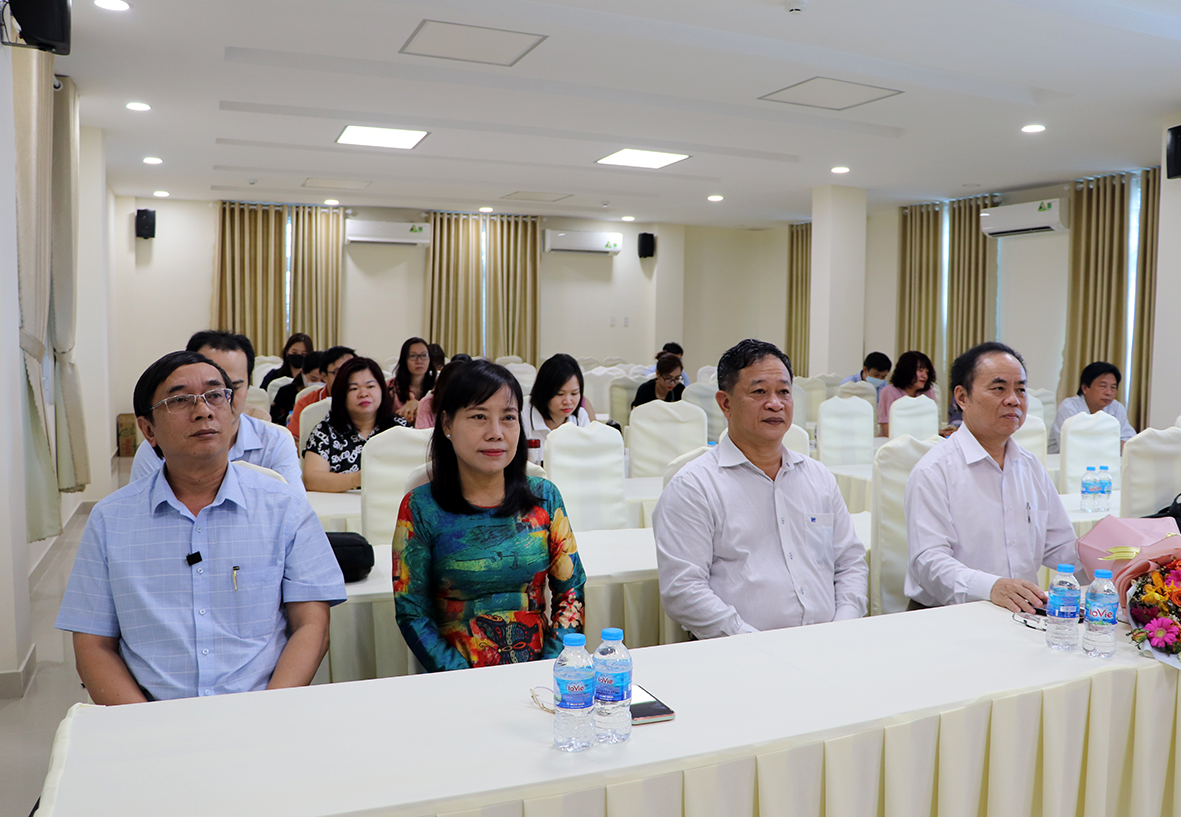 Các đại biểu tham dự lễ khai giảng lớp bồi dưỡng.