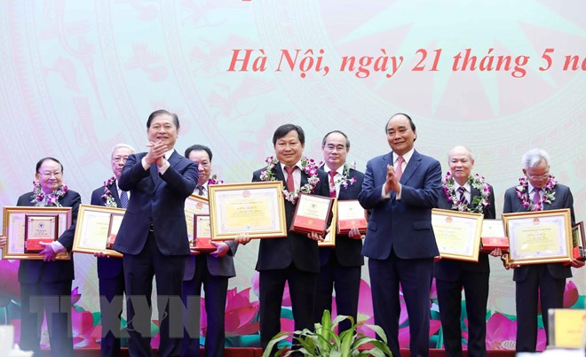 Chủ tịch nước Nguyễn Xuân Phúc và tiến sĩ khoa học Phan Xuân Dũng, Chủ tịch Liên hiệp các Hội Khoa học và kỹ thuật Việt Nam trao danh hiệu “Trí thức khoa học và công nghệ tiêu biểu” và Bằng khen của Liên hiệp các Hội Khoa học và kỹ thuật Việt Nam cho các trí thức. 