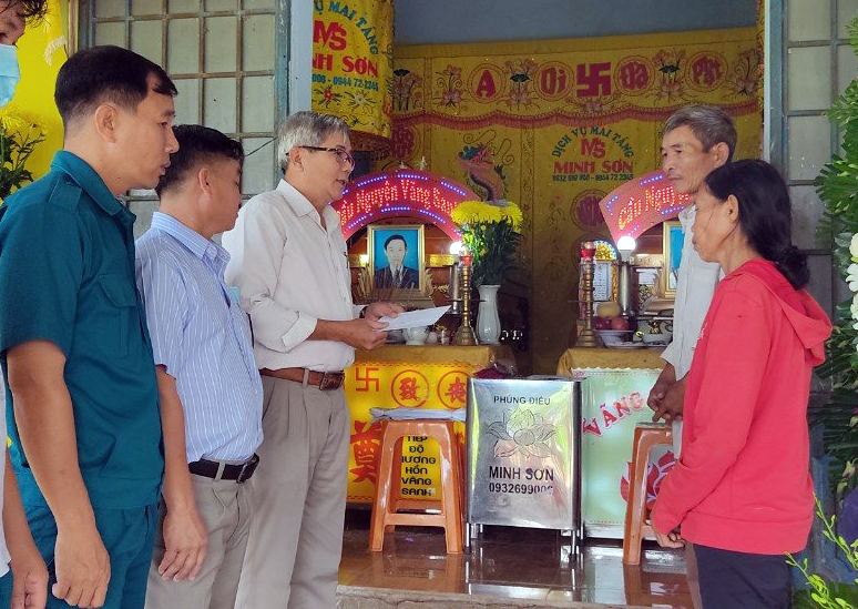 Ông Trần Văn Đức, Trưởng Phòng LĐ-TB-XH huyện Châu Đức và lãnh đạo UBND xã Suối Rao trao 10 triệu đồng hỗ trợ gia đình ông Dương Văn Sơn.