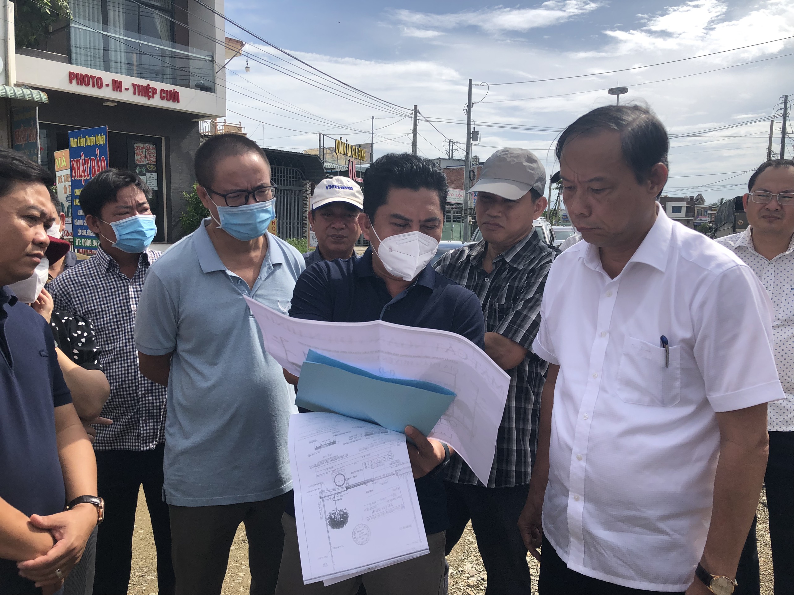 Chủ đầu tư dự án nâng cấp, mở rộng đường ven biển, đoạn từ cầu Cửa Lấp đến ngã ba Lò Vôi (huyện Long Điền) trình bày với Chủ tịch UBND tỉnh về tiến độ thực hiện dự án.