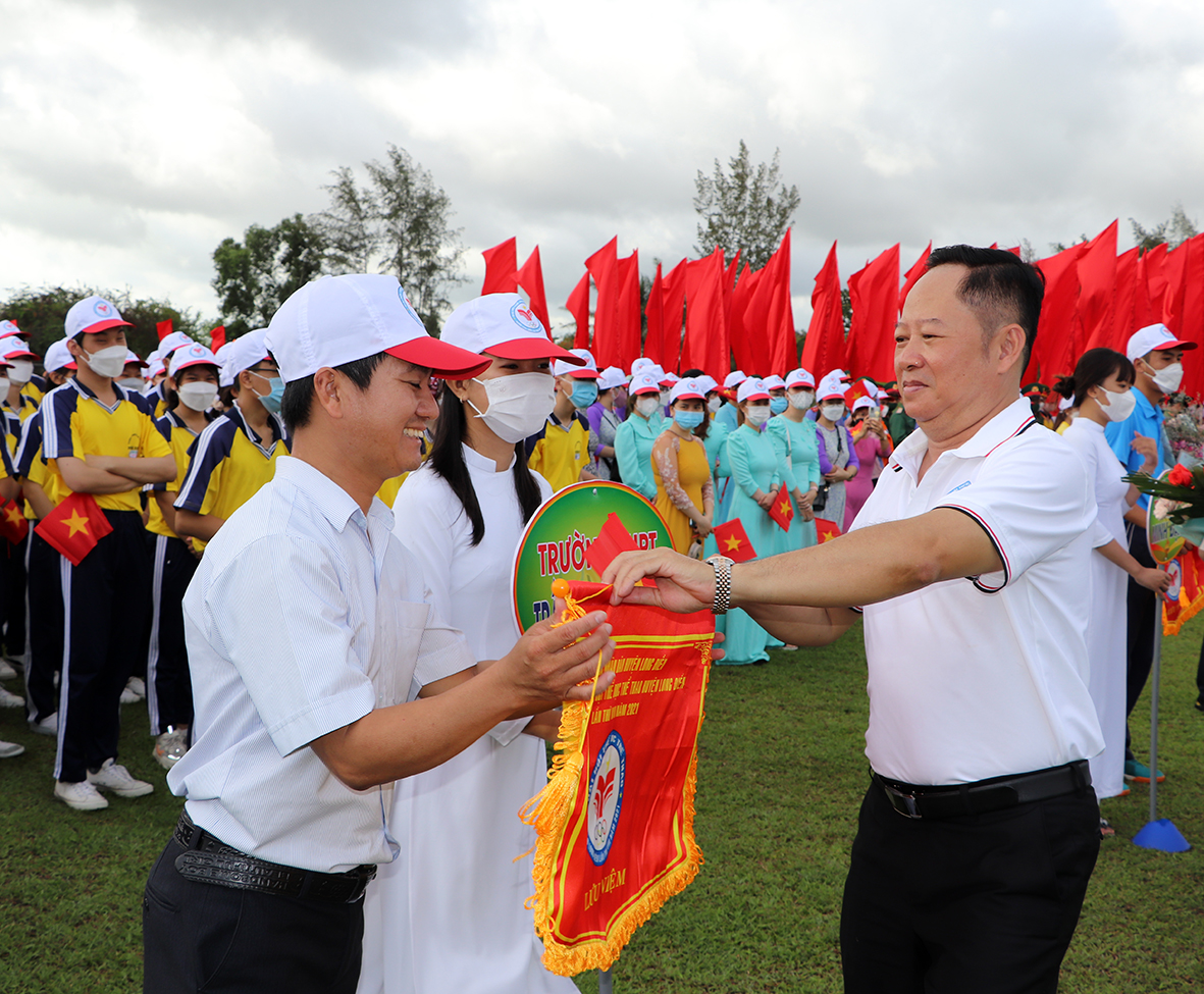 Ông Lê Ngọc Linh, Bí thư Huyện uỷ Long Điền tặng hoa, cờ lưu niệm cho các đơn vị tham dự Đại hội.