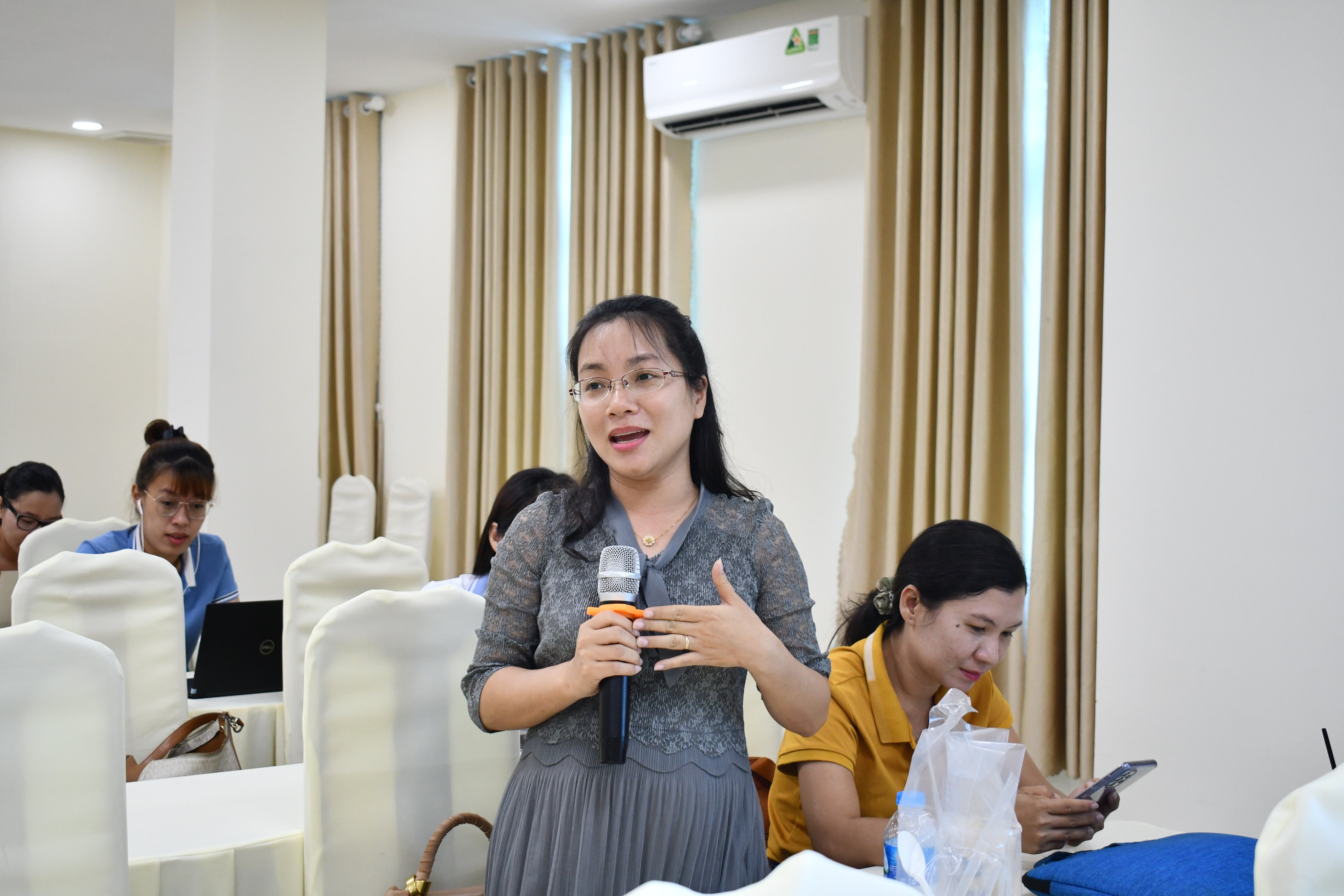 Học viên trao đổi với giảng viên tại lớp bồi dưỡng.