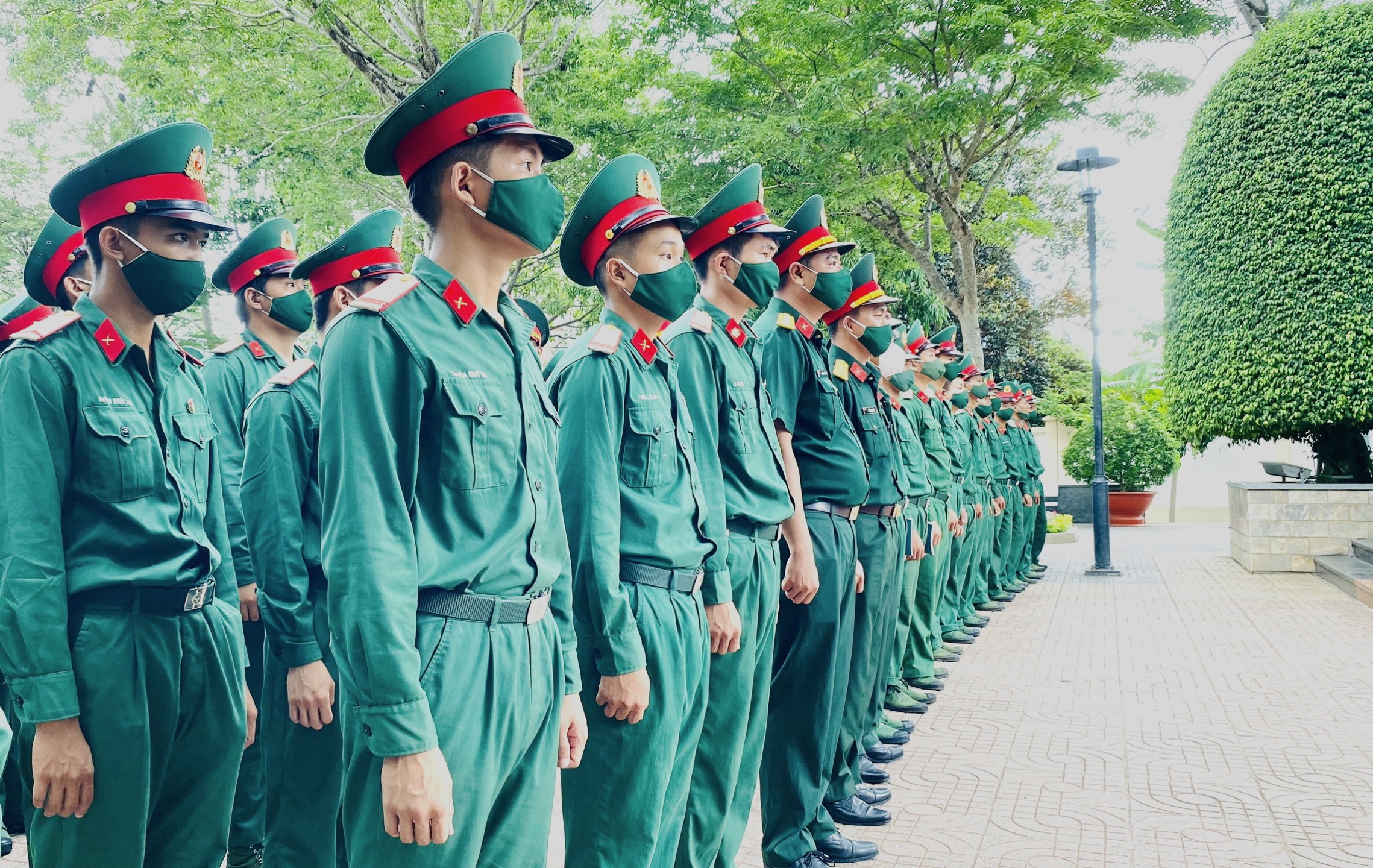 Chiến sĩ tưởng niệm Anh hùng Liệt sĩ Võ Thị Sáu.