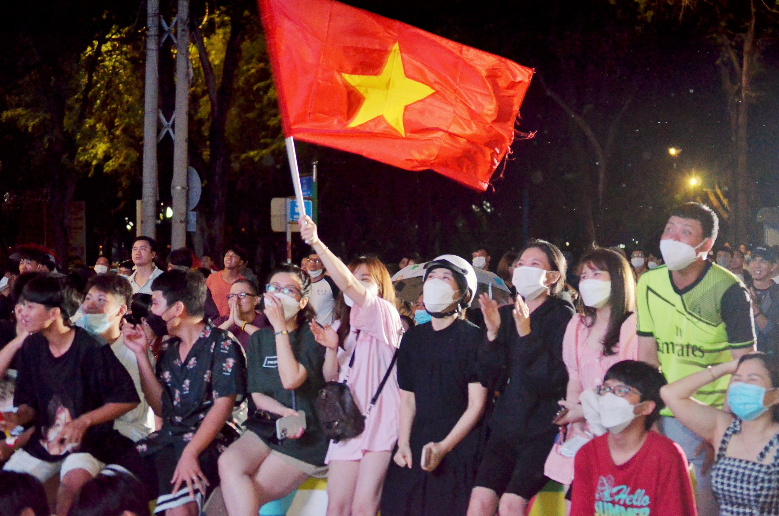 CĐV mang theo cờ Tổ quốc đến Hoa viên Trưng Vương, TP. Vũng Tàu để cỗ vũ đội tuyển U23 Việt Nam. Ảnh: BẢO KHÁNH