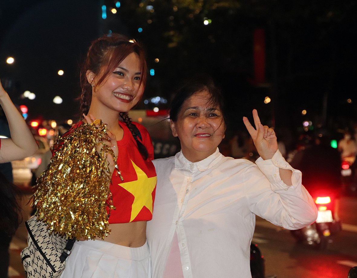 Hai thế hệ cùng tạo dáng khi xuống đường.