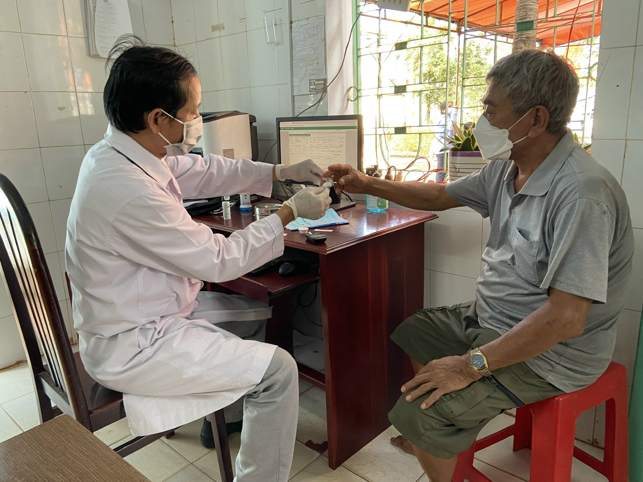 Nhiều TYT trên địa bàn tỉnh còn thiếu nhân lực, nhất là đội ngũ bác sĩ. Trong ảnh: Bác sĩ của TYT xã Hòa Hiệp (huyện Xuyên Mộc) kiểm tra chỉ số đường huyết cho người dân.