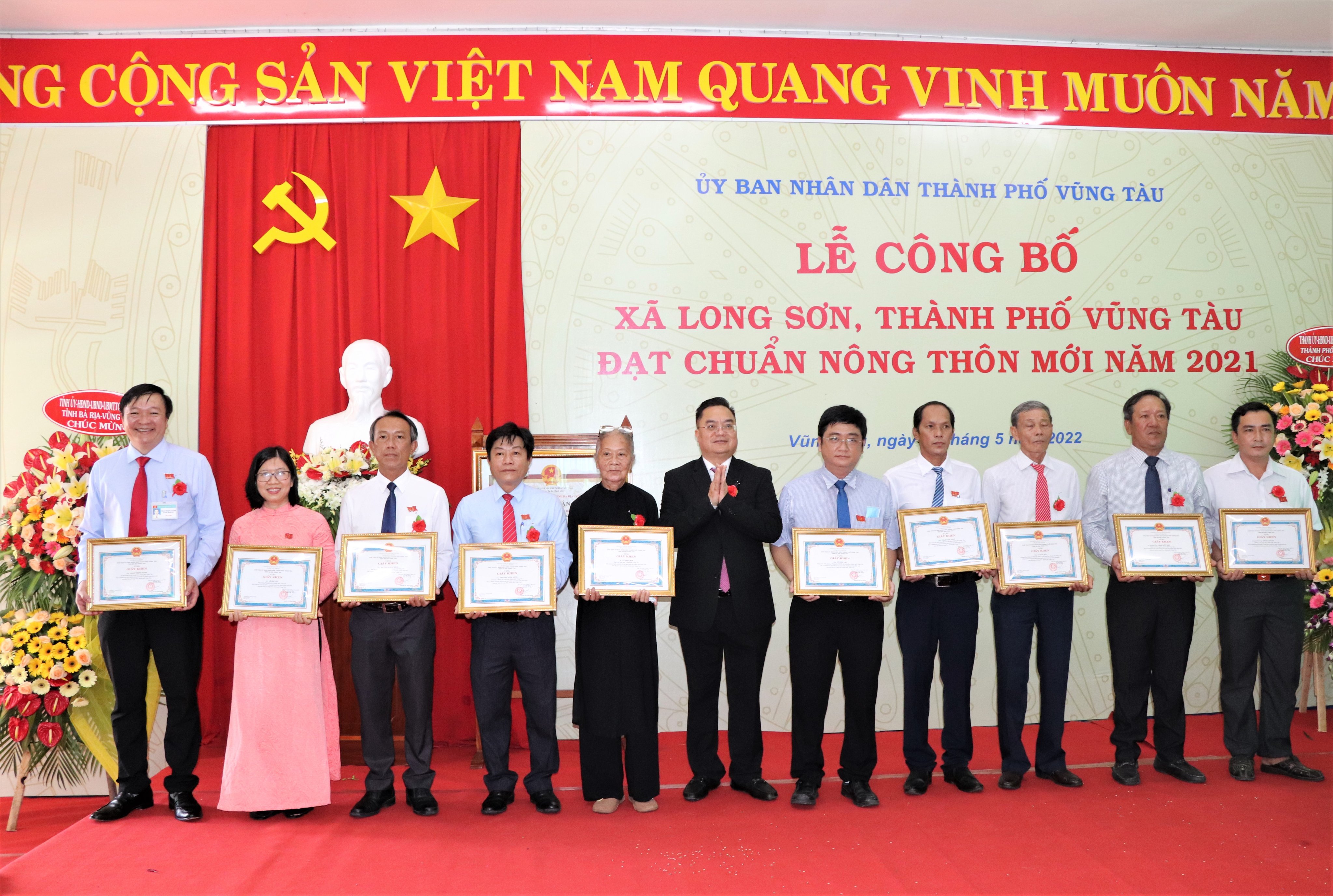 Ông Hoàng Vũ Thảnh, Chủ tịch UBND TP. Vũng Tàu trao Giấy khen cho các cá nhân, hộ gia đình điển hình trong phong trào xây dựng NTM xã Long Sơn.