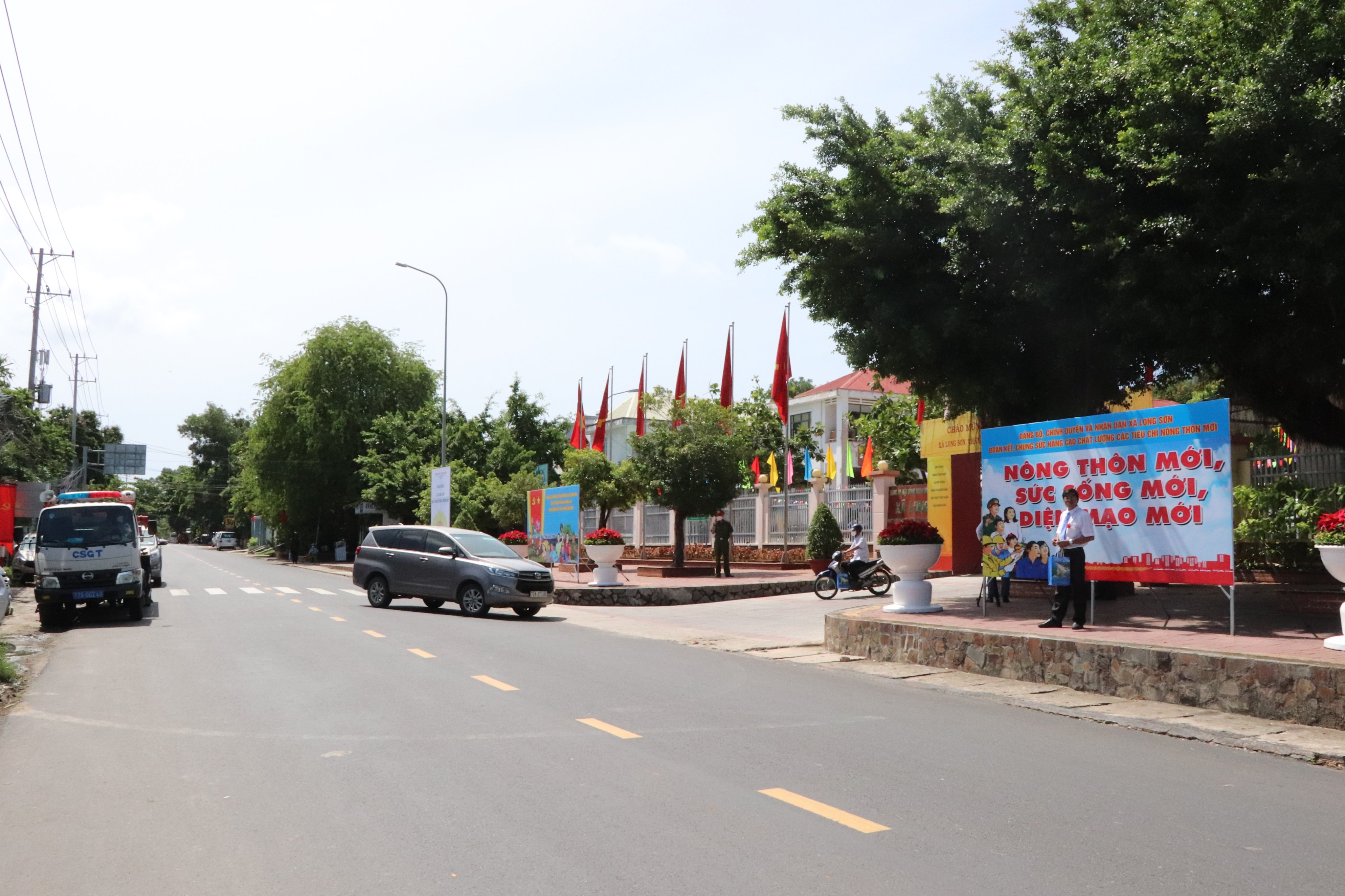Cơ sở hạ tầng giao thông trên địa bàn xã Long Sơn được đầu tư đồng bộ, hiện đại, đáp ứng yêu cầu phát triển kinh tế-xã hội của địa phương.