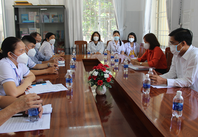 Các thành viên Ban Văn hóa - Xã hội HĐND tỉnh tìm hiểu công việc và cuộc sống của nhân viên y tế tại TYT phường 5 (TP. Vũng Tàu).