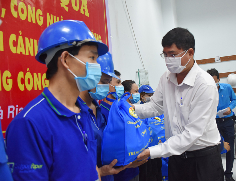 Ông Nguyễn Trung Ngạn, Chủ tịch Công đoàn các KCN tỉnh tặng quà đoàn viên, NLĐ khó khăn đang làm việc tại Công ty CP Giấy Sài Gòn.
