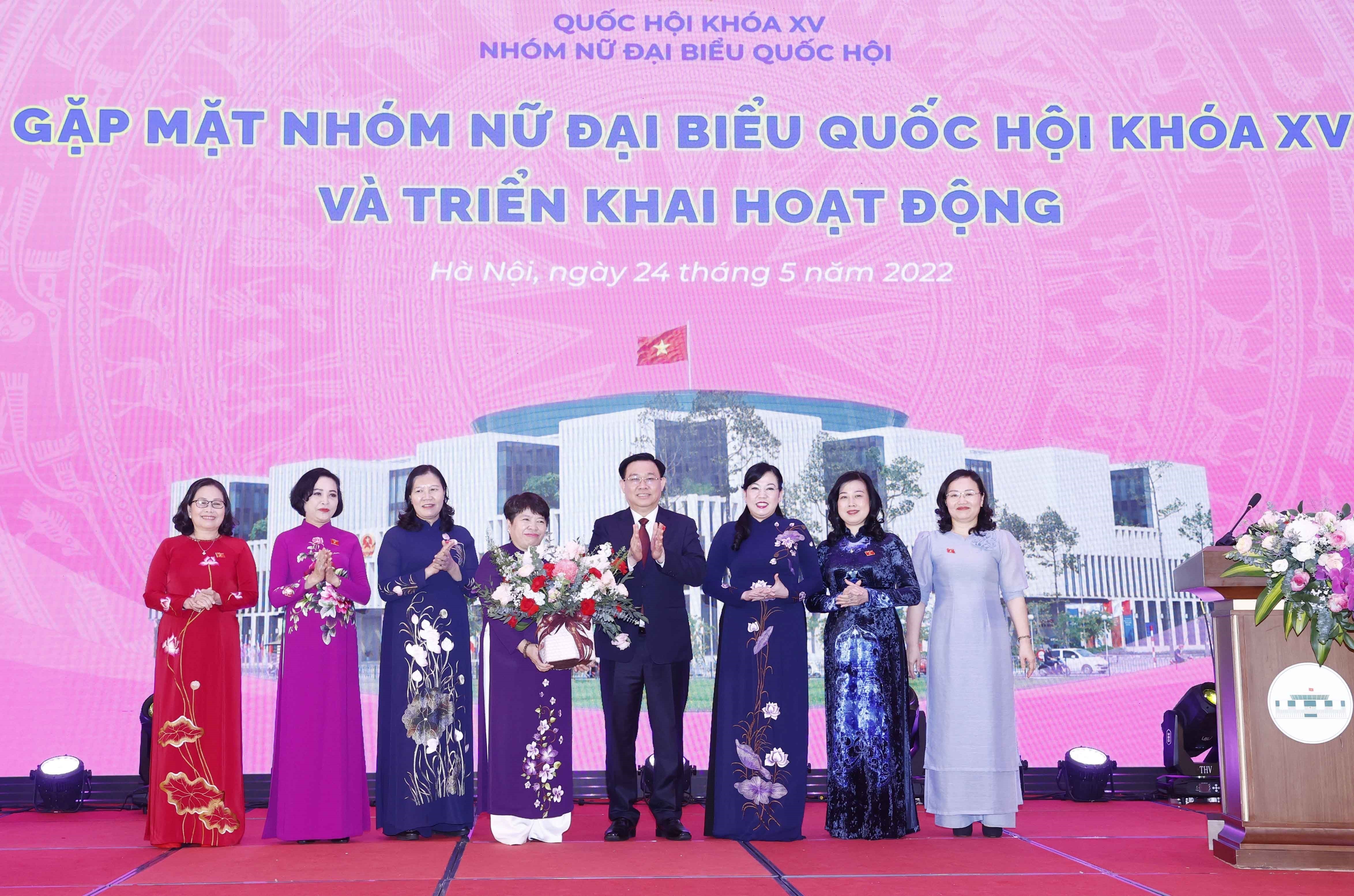 Chủ tịch Quốc hội Vương Đình Huệ tặng hoa chúc mừng Nhóm nữ đại biểu Quốc hội nhiệm kỳ Quốc hội khóa XV. Ảnh: DOÃN TẤN