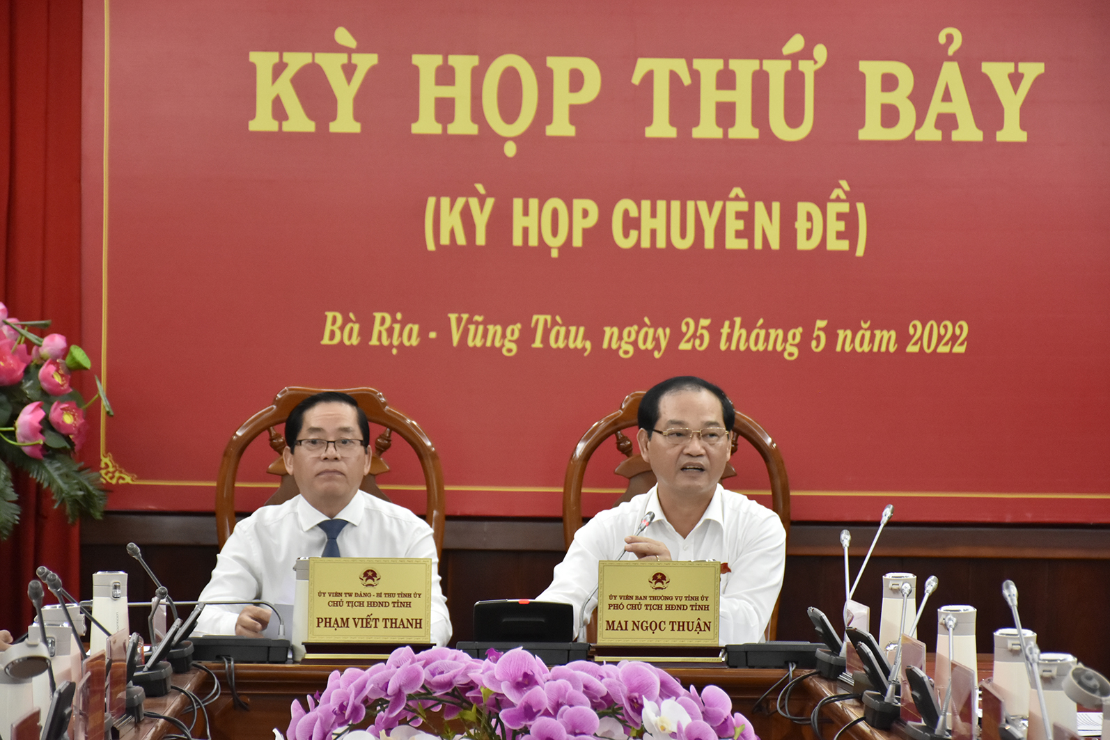 Ông Phạm Viết Thanh, Ủy viên Trung ương Đảng, Bí thư Tỉnh ủy, Chủ tịch HĐND tỉnh và ông Mai Ngọc Thuận, Ủy viên Ban Thường vụ Tỉnh ủy, Phó Chủ tịch HĐND tỉnh chủ tọa kỳ họp.
