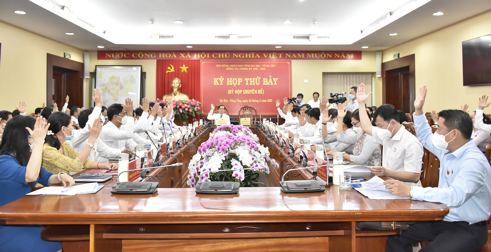 Các đại biểu HĐND tỉnh biểu quyết thông qua dự thảo nghị quyết.