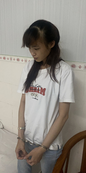 Đối tượng Trương Thông Thùy và tang vật.