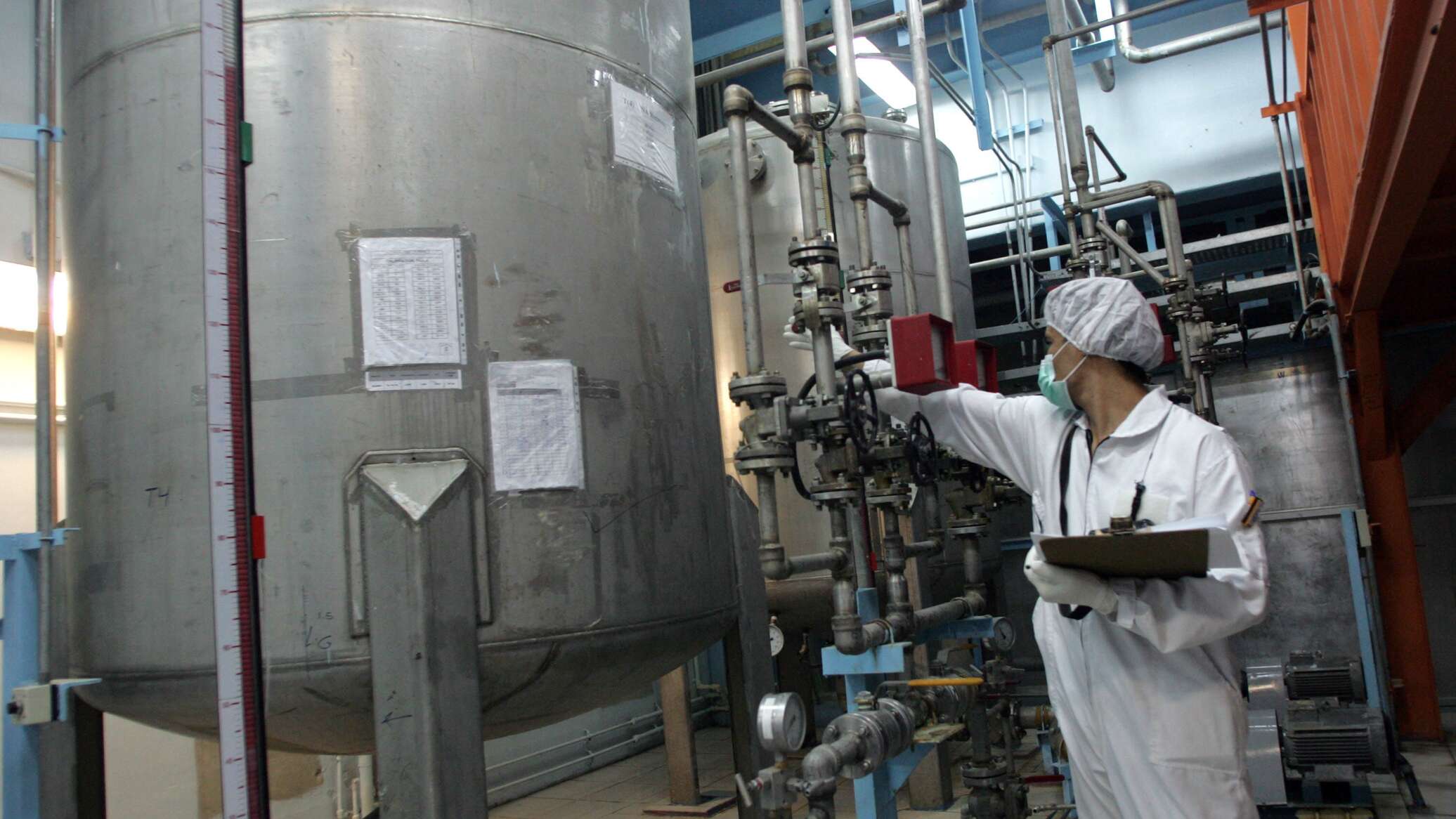 Kỹ thuật viên làm việc tại cơ sở hạt nhân Isfahan.
