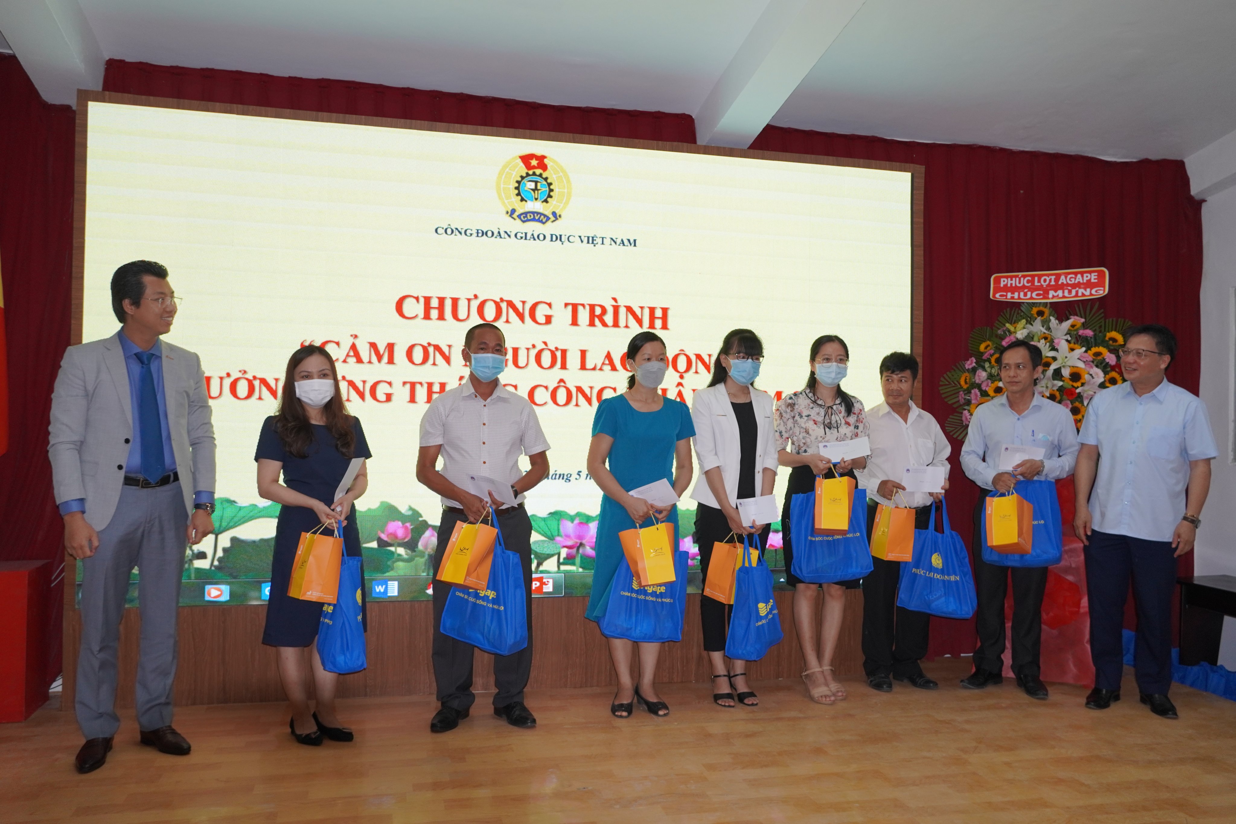 Đại diện Công đoàn giáo dục Việt Nam tặng quà cảm ơn, tri ân người lao động.