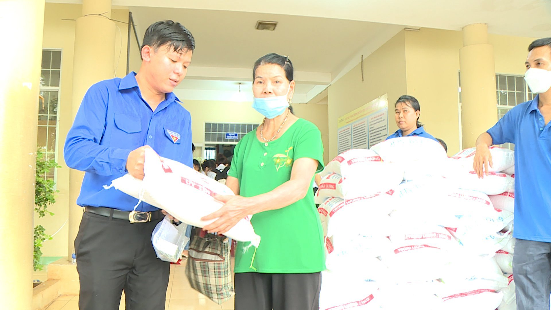 Đoàn viên thanh niên TP. Bà Rịa tặng gạo cho người có hoàn cảnh khó khăn tại ngày hội.