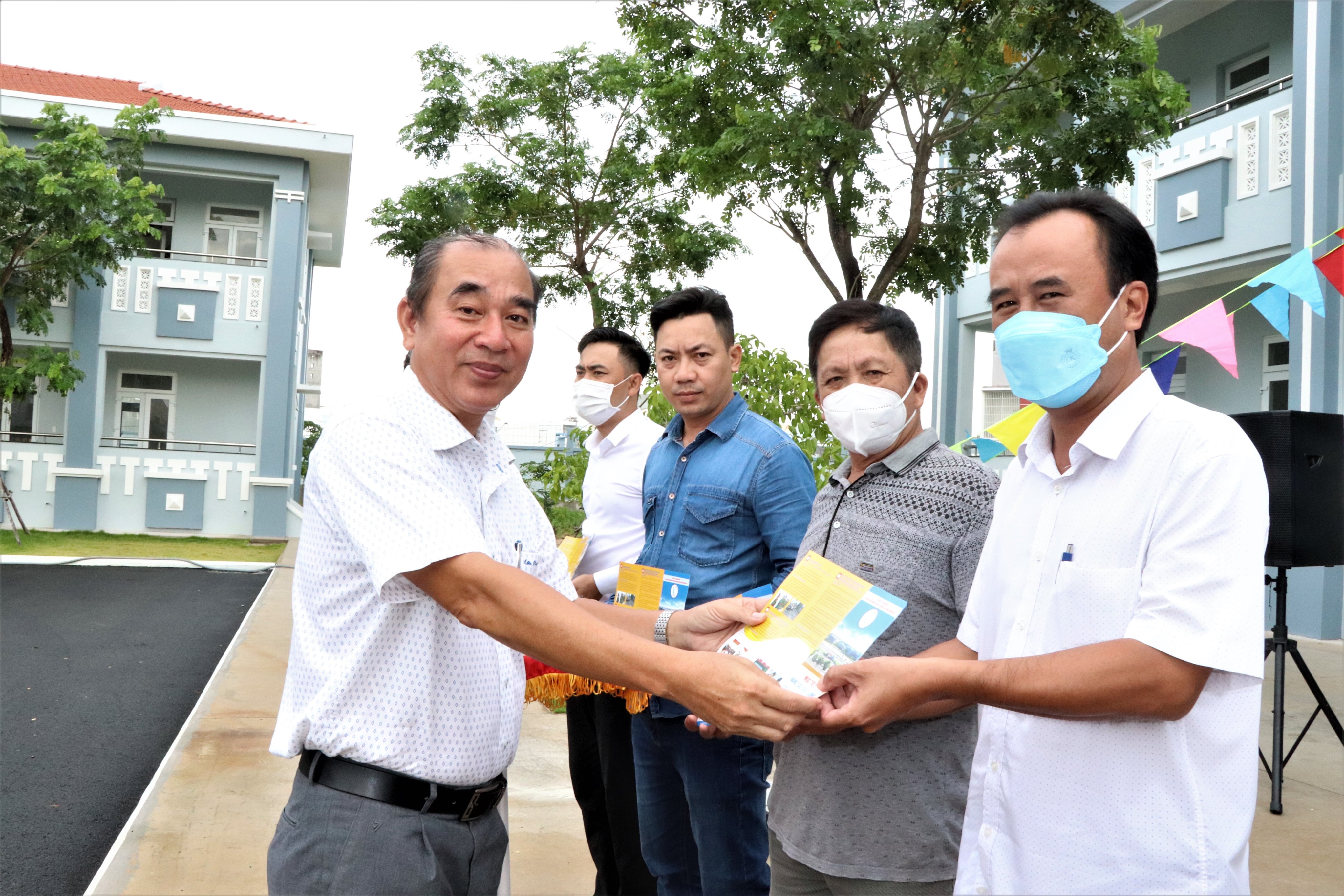 Ông Lâm Văn Hồng, Chủ tịch UBND huyện Long Điền phát tờ rơi, tuyên truyền cho người dân và ngư dân.