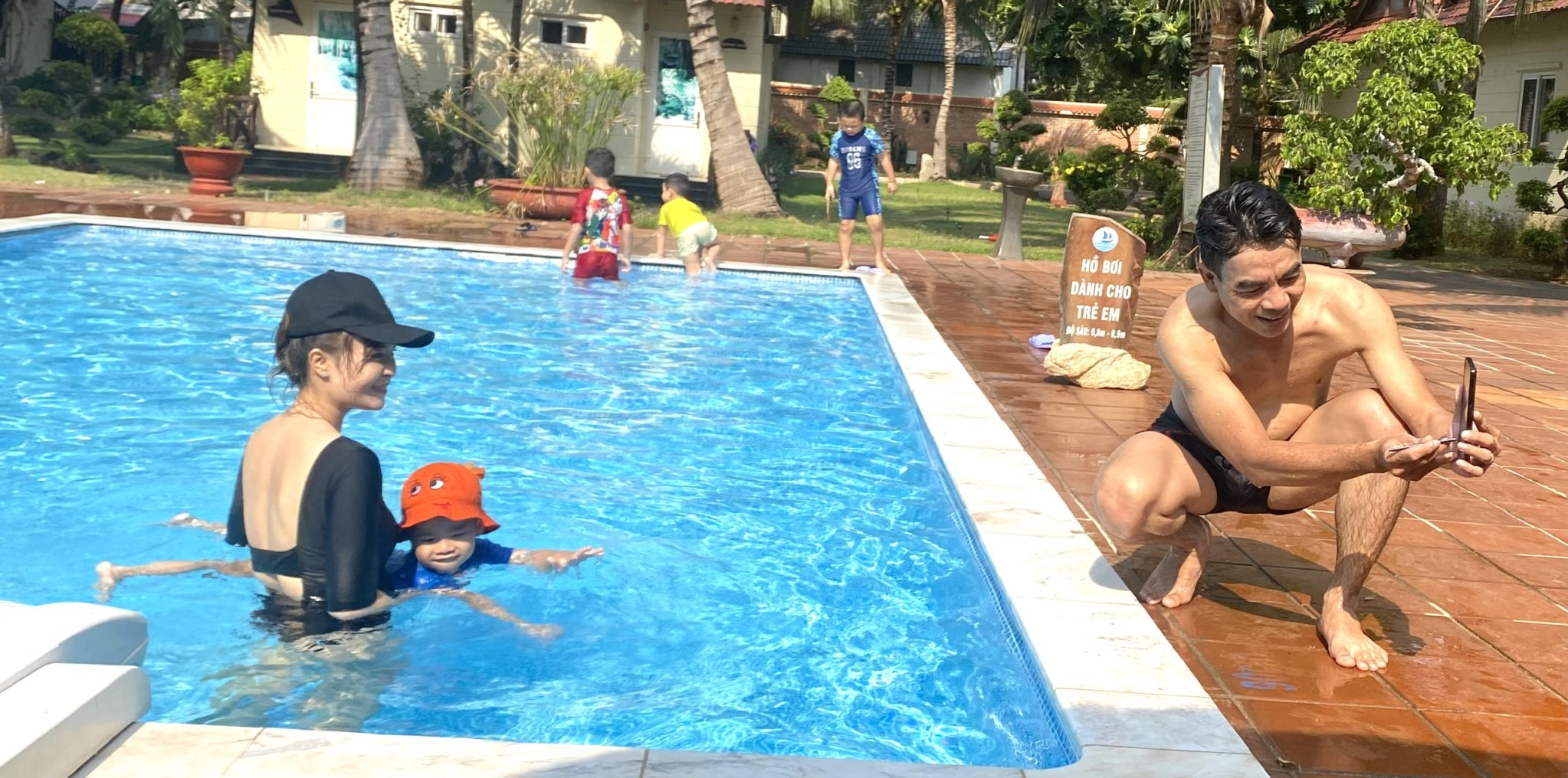 Du khách tắm hồ bơi tại Hương Phong-Hồ Cốc Beach Resort (huyện Xuyên Mộc).