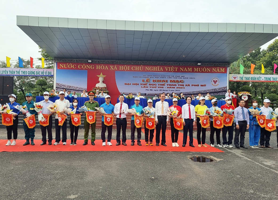 Các đại biểu tặng hoa, cờ lưu niệm cho các đơn vị tham dự Đại hội.