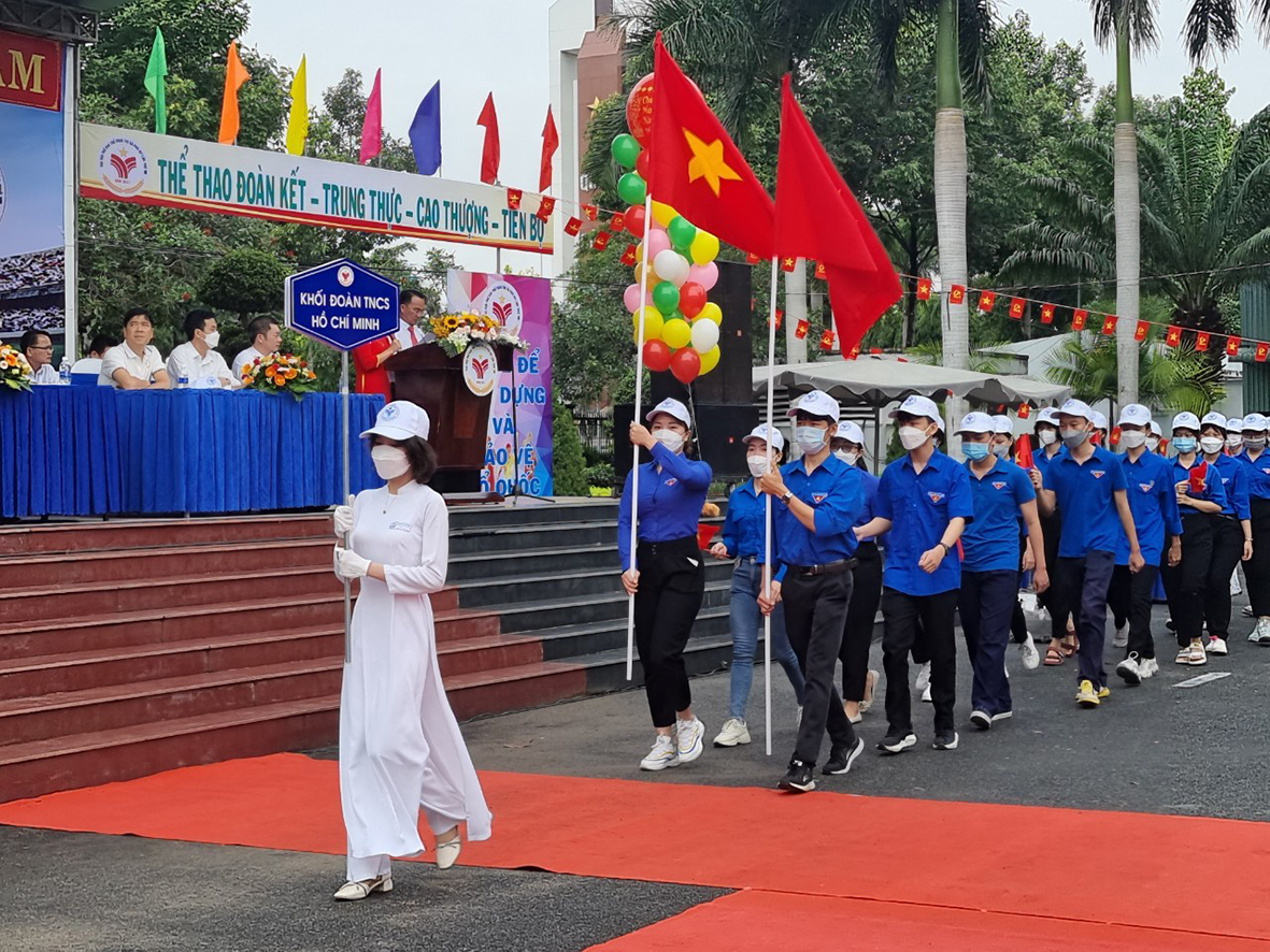 Các cơ quan, đơn vị, địa phương của TX. Phú Mỹ tham gia diễu hành biểu dương lực lượng tại lễ khai mạc.