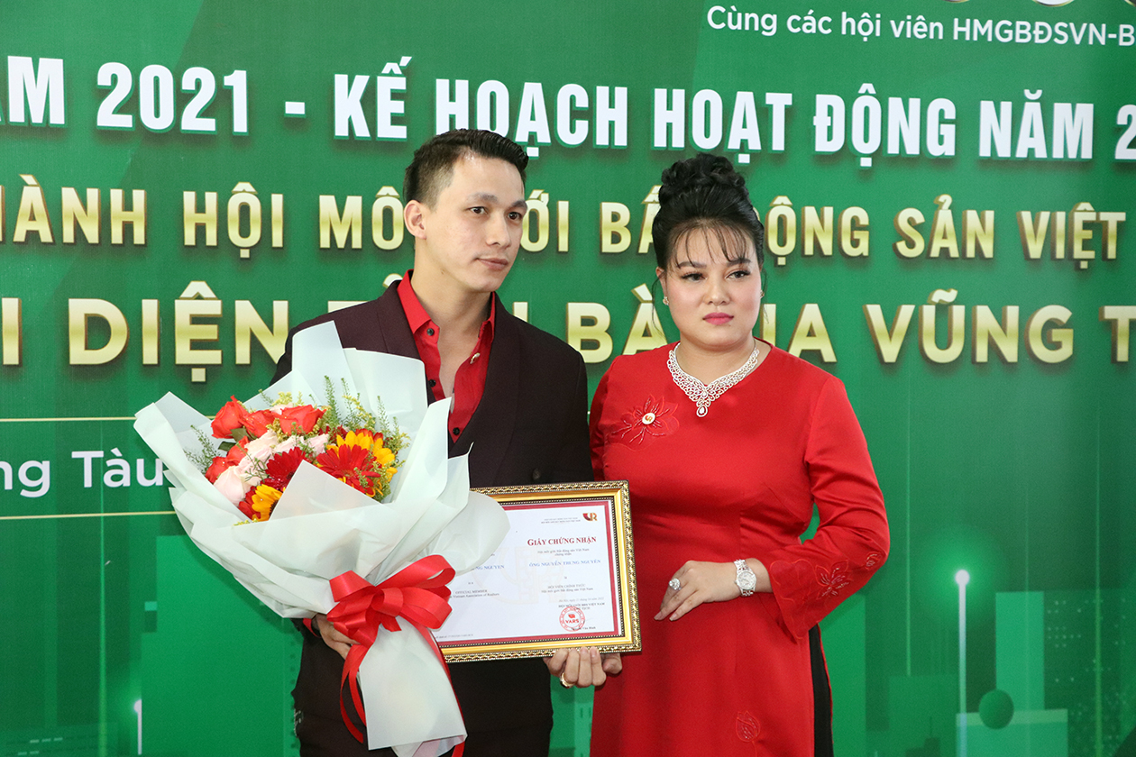 Bà Trần Thị Bích Ngọc, Trưởng Văn phòng đại diện Hội Môi giới BĐS Việt Nam, Chi nhánh tỉnh Bà Rịa-Vũng Tàu trao Giấy chứng nhận và tặng hoa cho hội viên của Văn phòng.