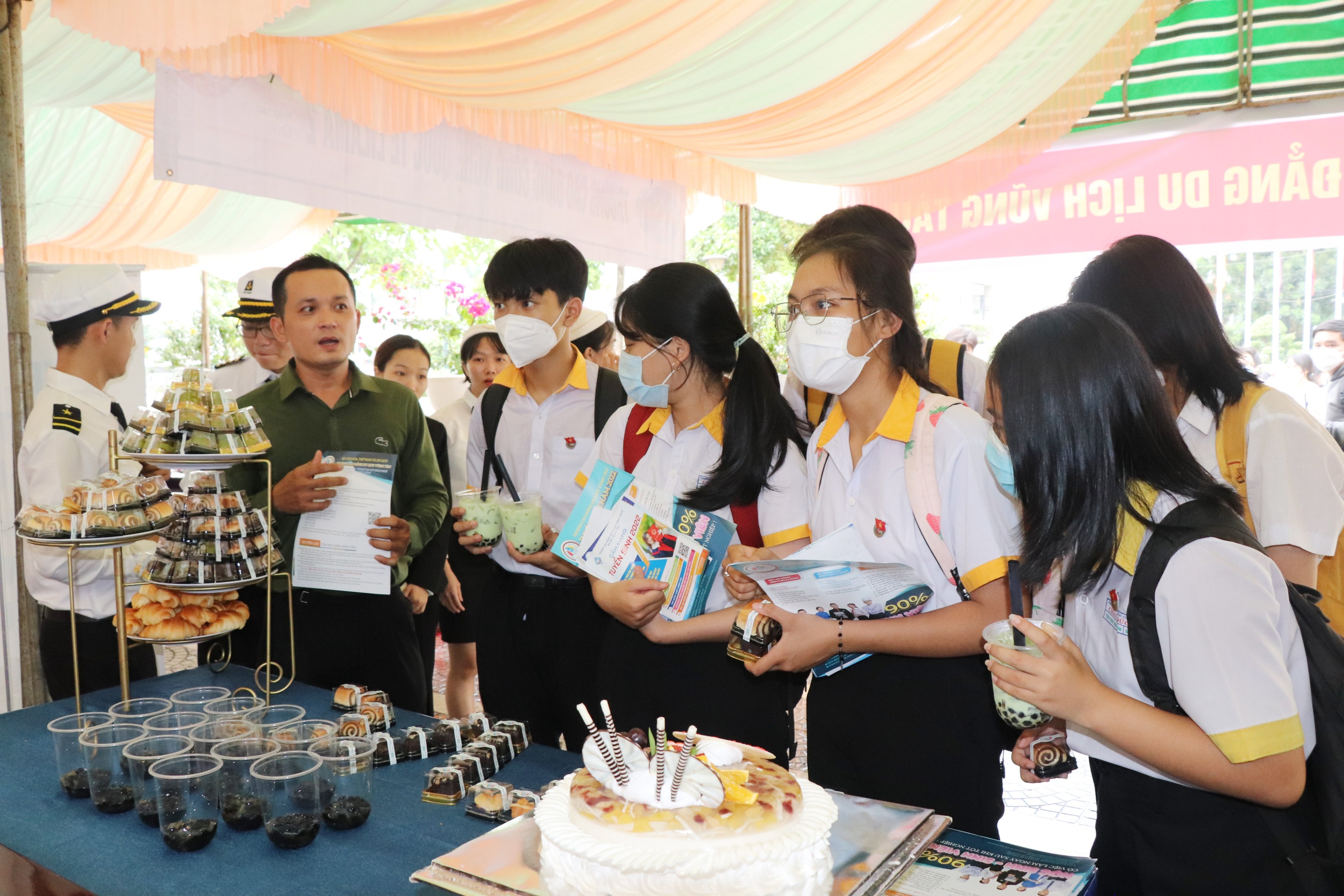 Học sinh tham quan gian hàng của Trường CĐ Du lịch Vũng Tàu tại ngày hội