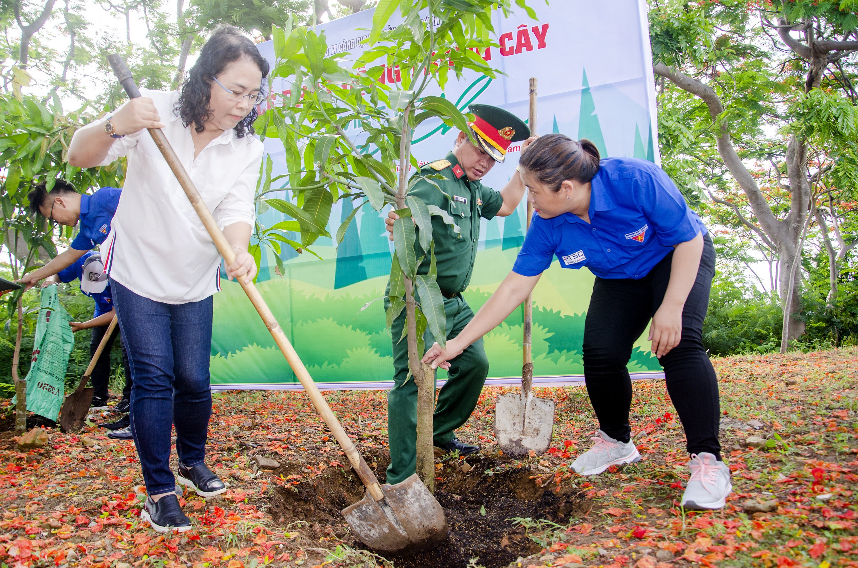 Đại diện lãnh đạo các đơn vị tham gia trồng cây.