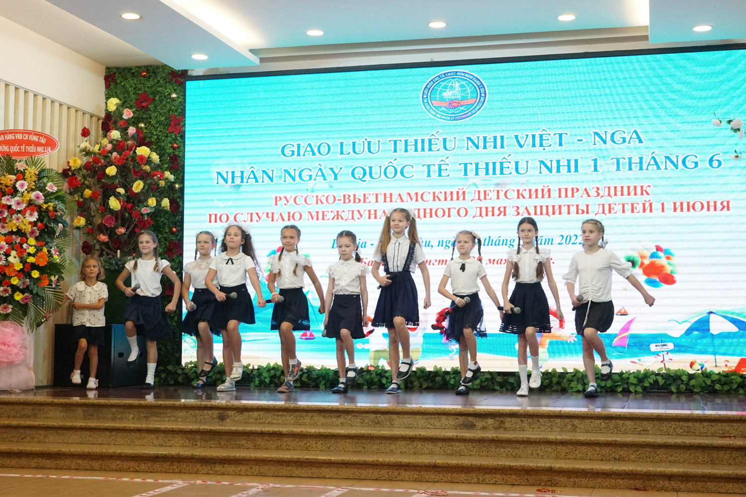 Đội văn nghệ thiếu nhi Liên doanh Việt - Nga Vietsovpetro biểu diễn trong chương trình. 
