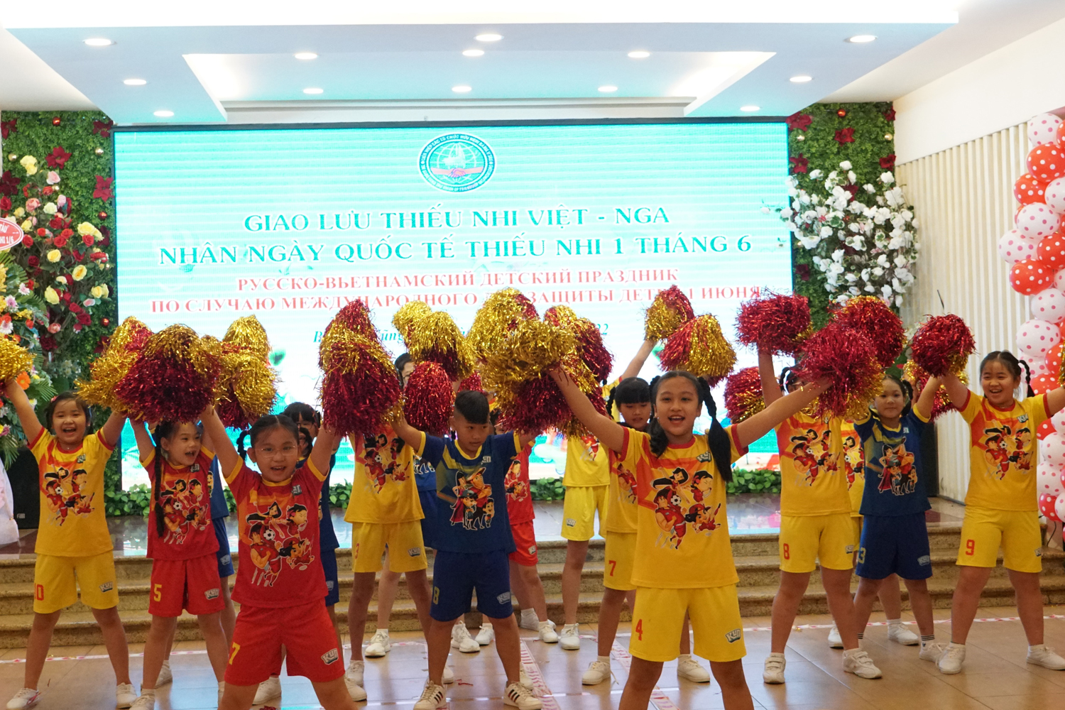Tiết mục đồng diễn của các em học sinh Trường TH Hạ Long.