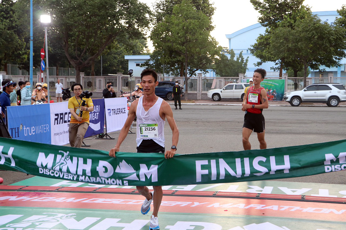 Các VĐV nam đầu tiên về đích ở cự ly 21km.