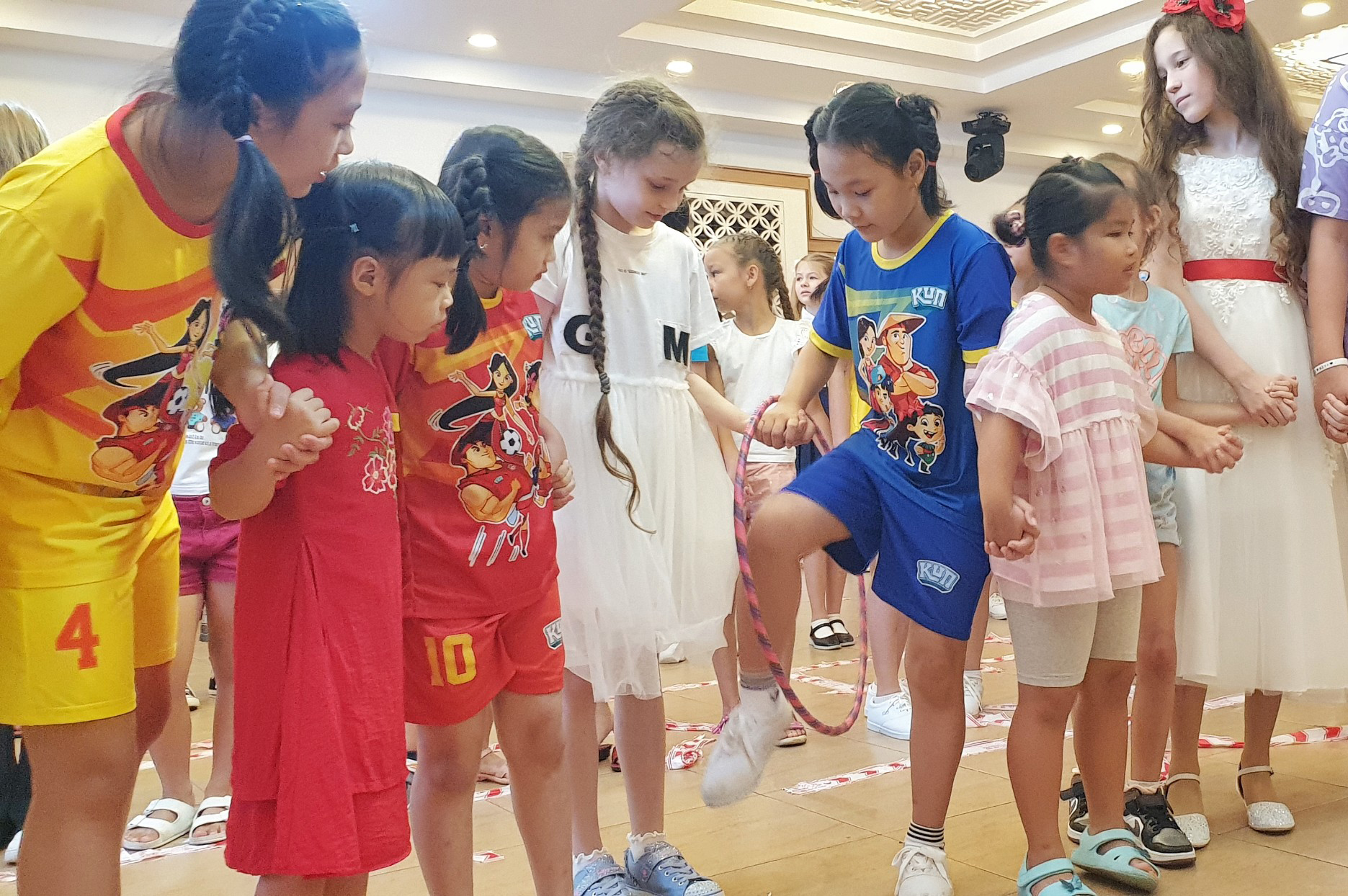 Thiếu nhi Việt - Nga tham gia trò chơi chuyền vòng.