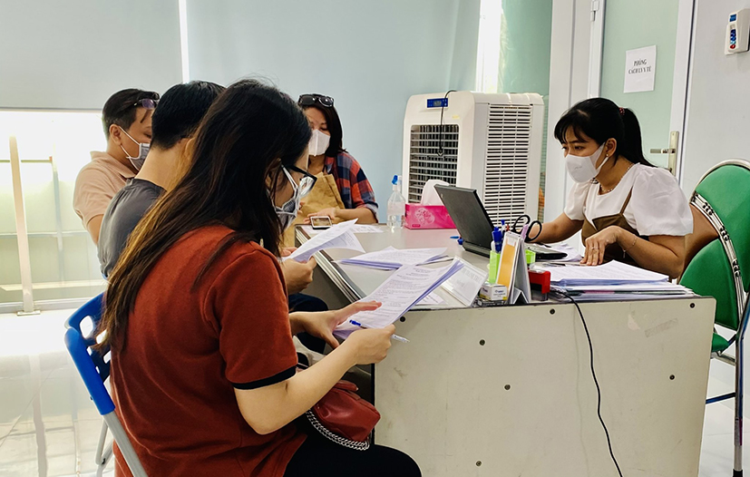 Người dân thực hiện các bước giao dịch bất động sản tại một phòng công chứng ở TT. Long Điền, huyện Long Điền.